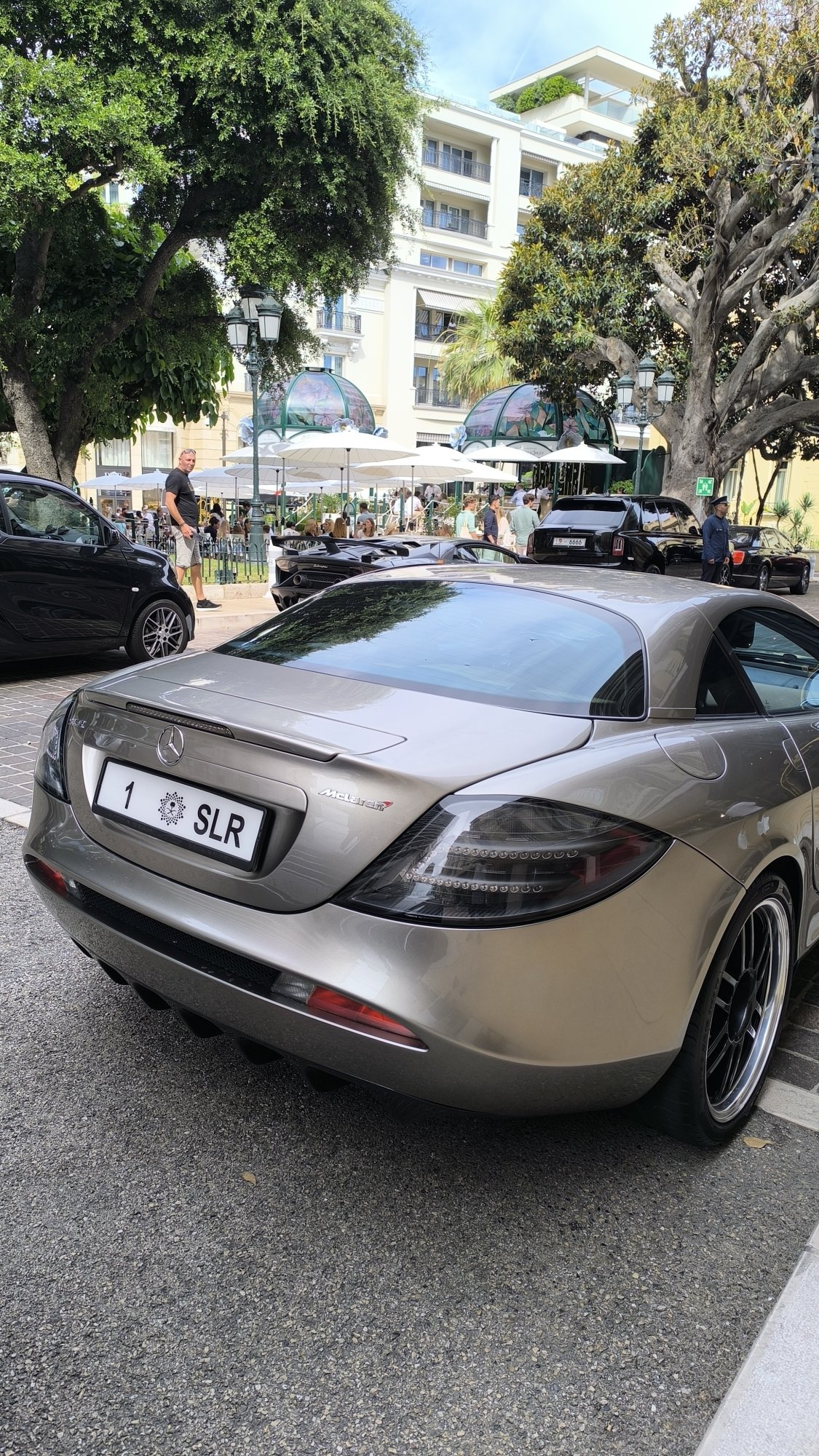 Numer rejestracyjny 1SLR posiada Mercedes SLR McLaren