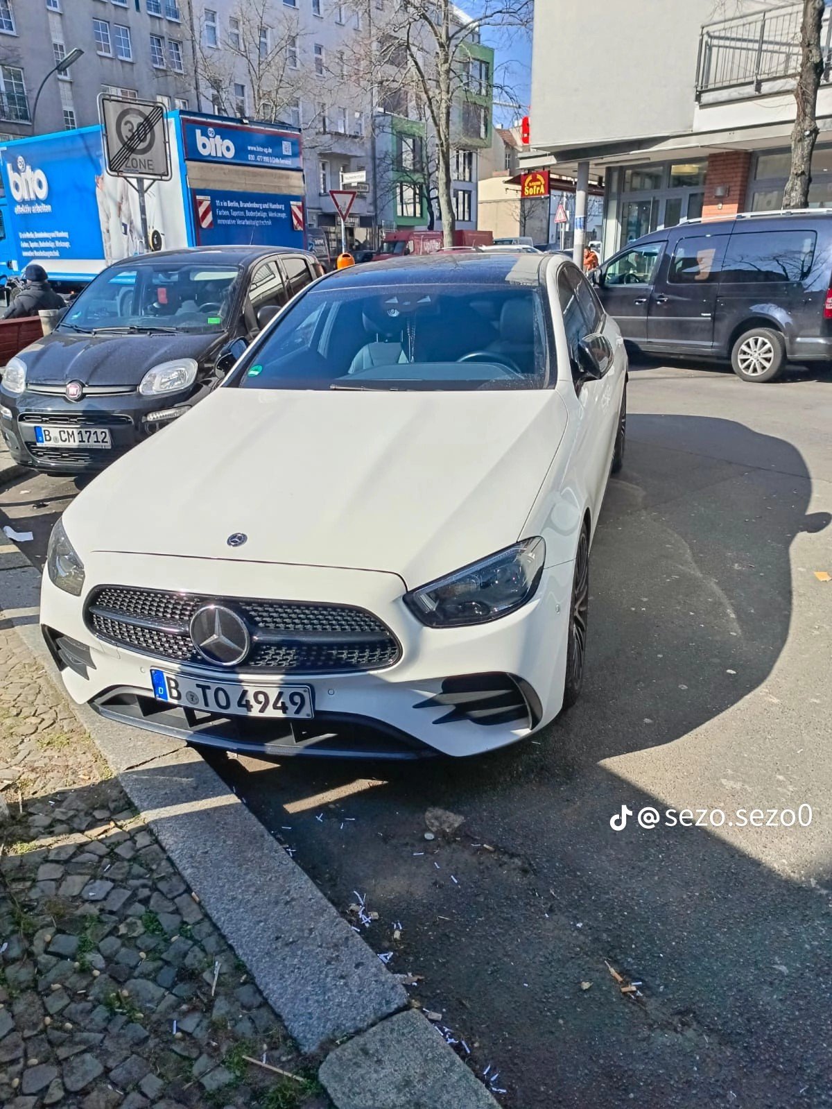 Numer rejestracyjny BTO4949 posiada Mercedes 