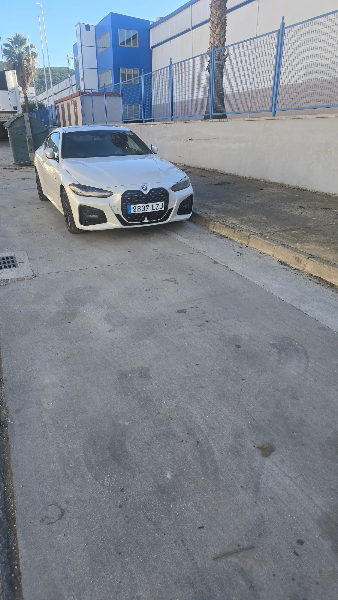 Numer rejestracyjny 9837LZJ posiada BMW SERIE 4