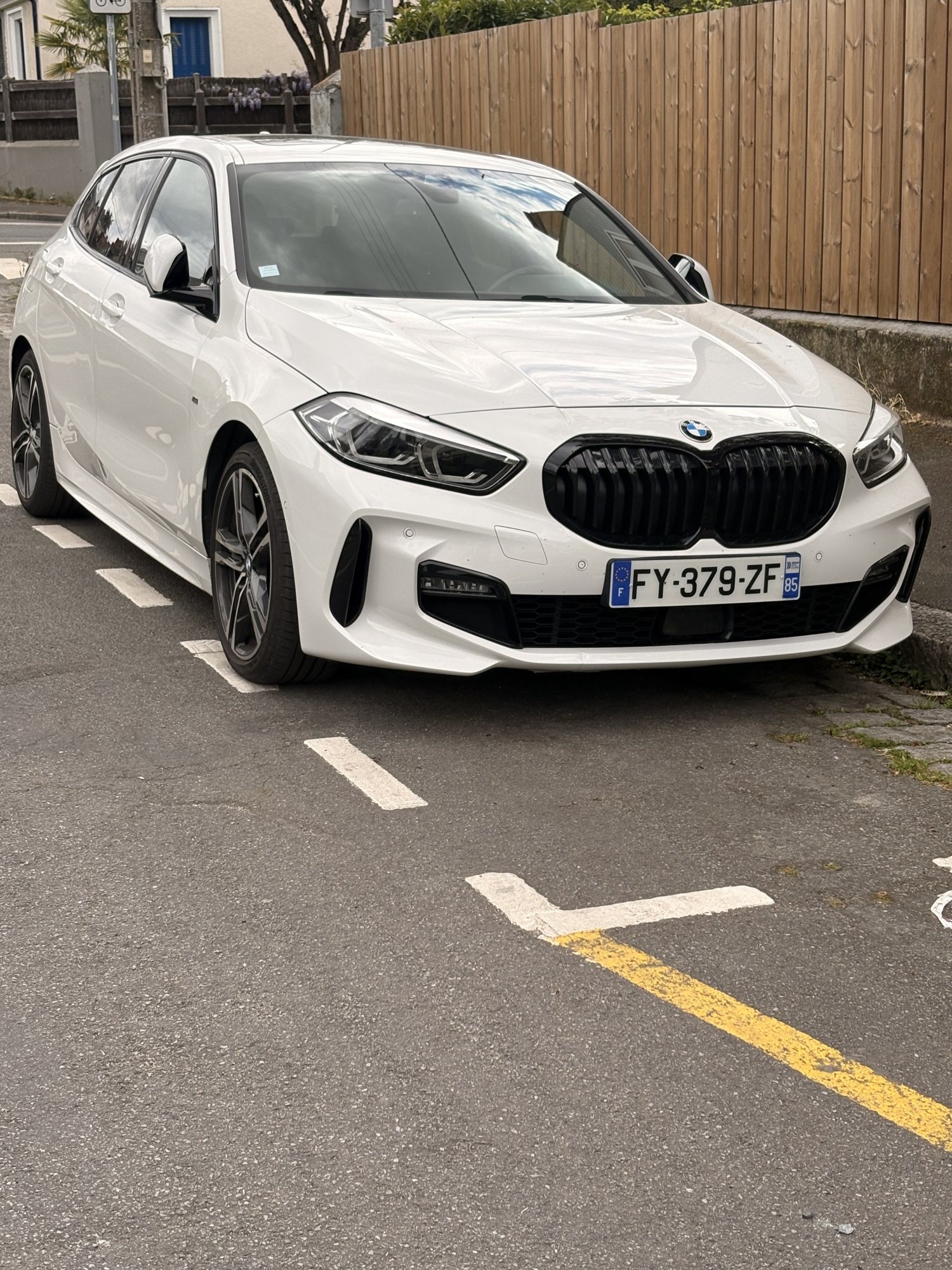 Numer rejestracyjny FY379ZF posiada BMW SERIE 1 III