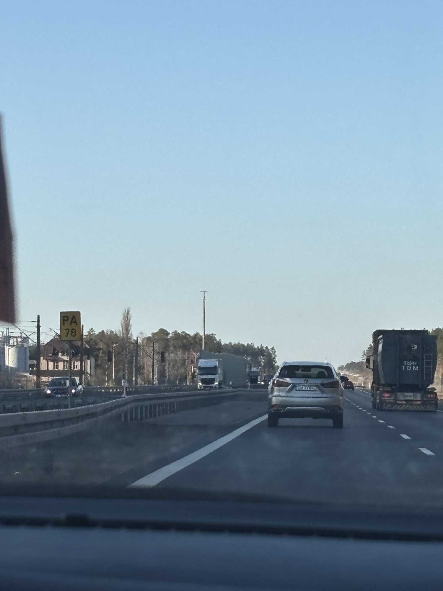 Numer rejestracyjny DW 37 posiada MERCEDES-BENZ 310 3.5t 310 3.5t - DW37