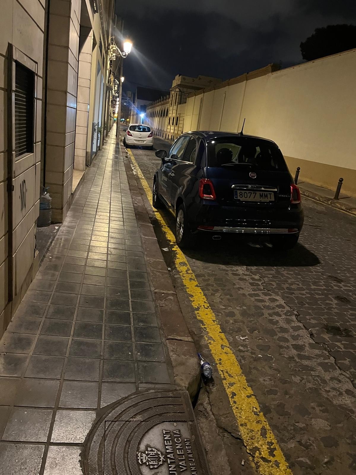 Numer rejestracyjny 8077MMT posiada FIAT 500