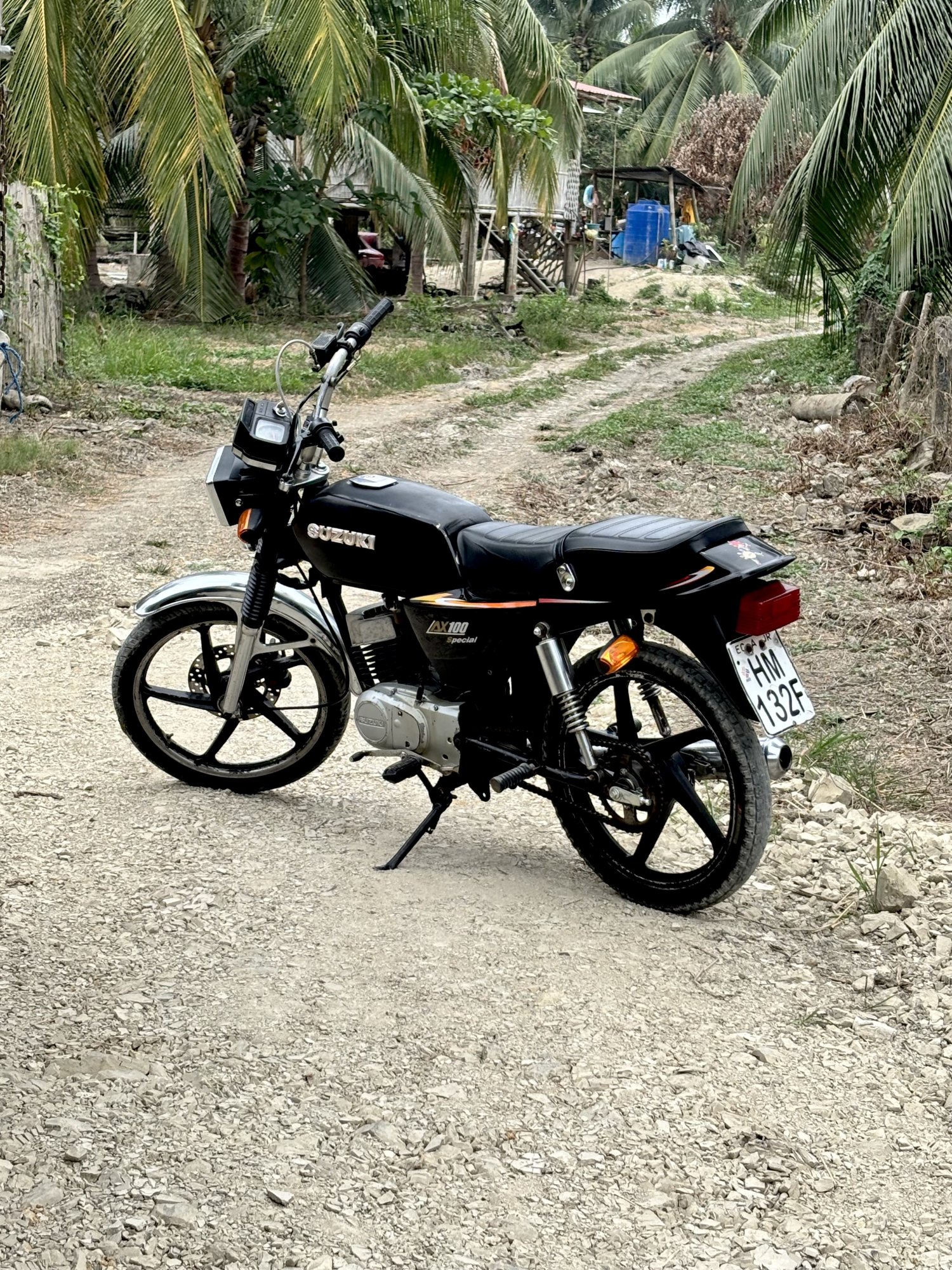 Numer rejestracyjny HM132E posiada Suzuki AX100