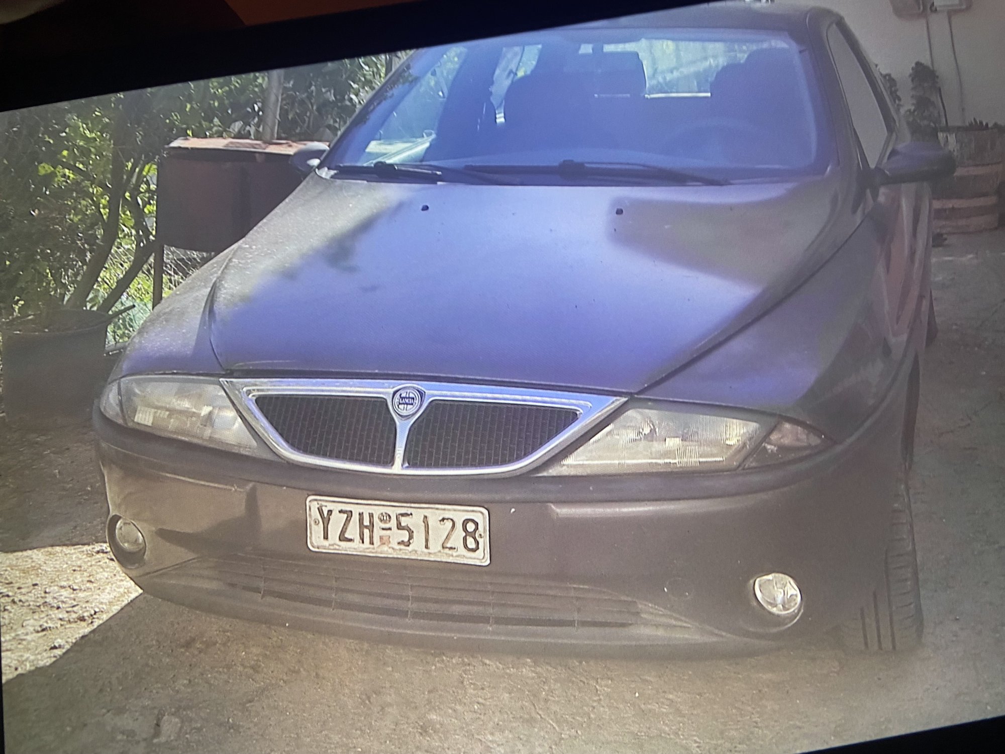 Numer rejestracyjny YZH5128 posiada Lancia Lybra