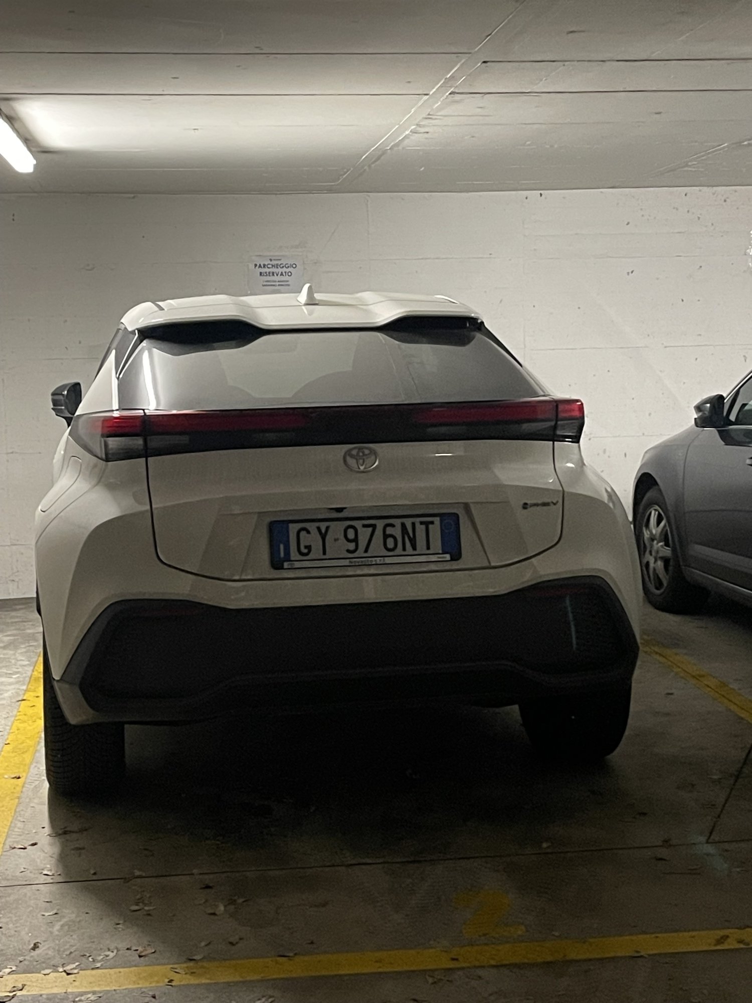 Numer rejestracyjny GY976NT posiada TOYOTA RAV4 4a serie