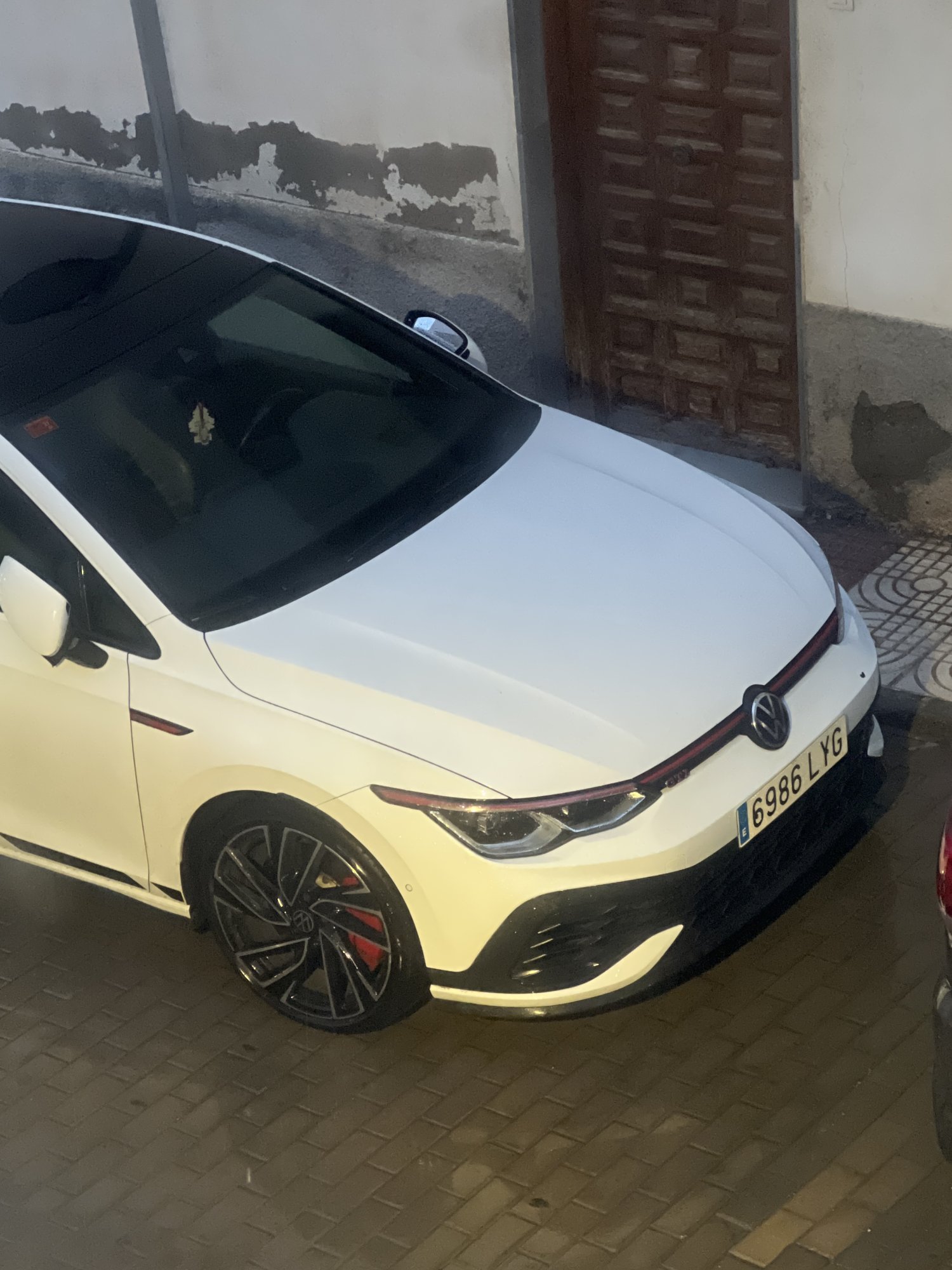 Numer rejestracyjny 6986LYG posiada VOLKSWAGEN GOLF