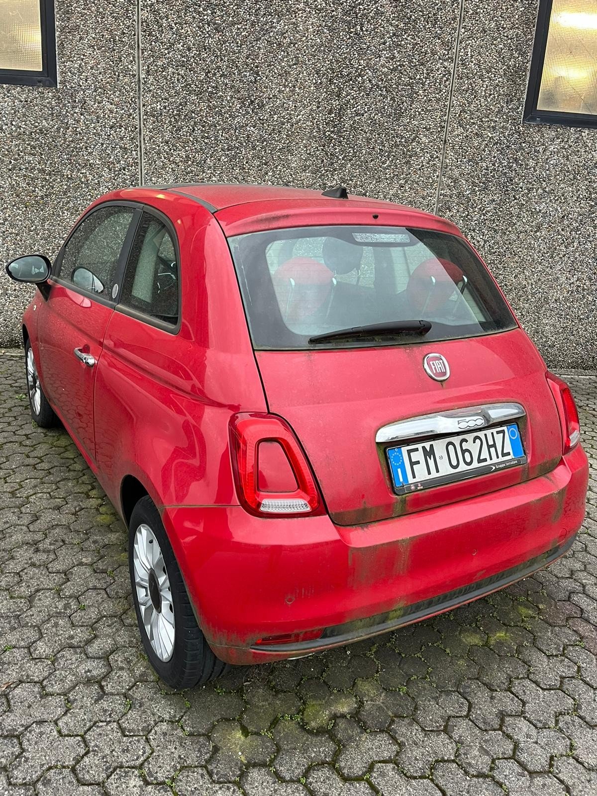 Numer rejestracyjny FM062HZ posiada FIAT 500