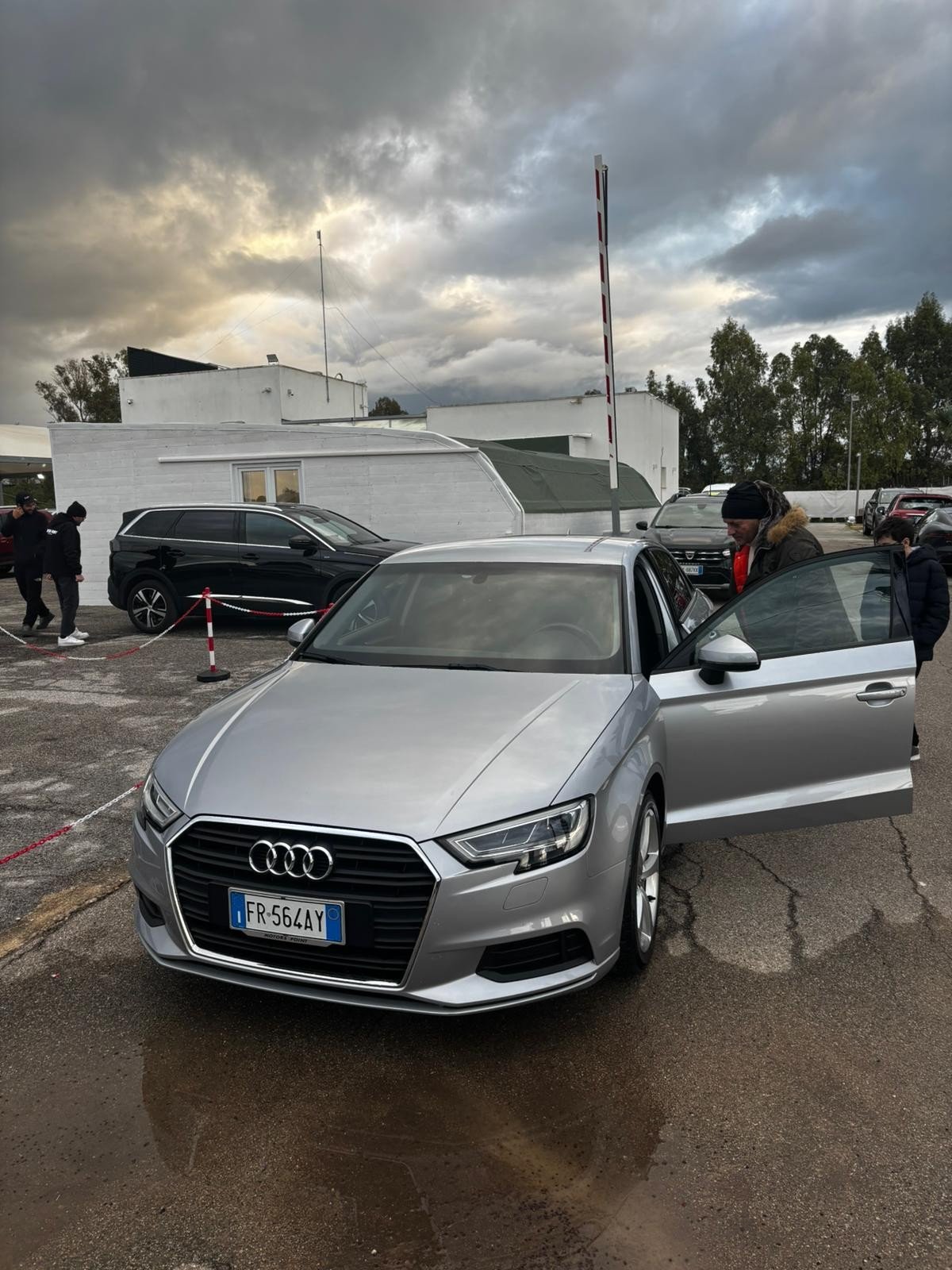 Numer rejestracyjny FR564AY posiada AUDI A3 3a serie