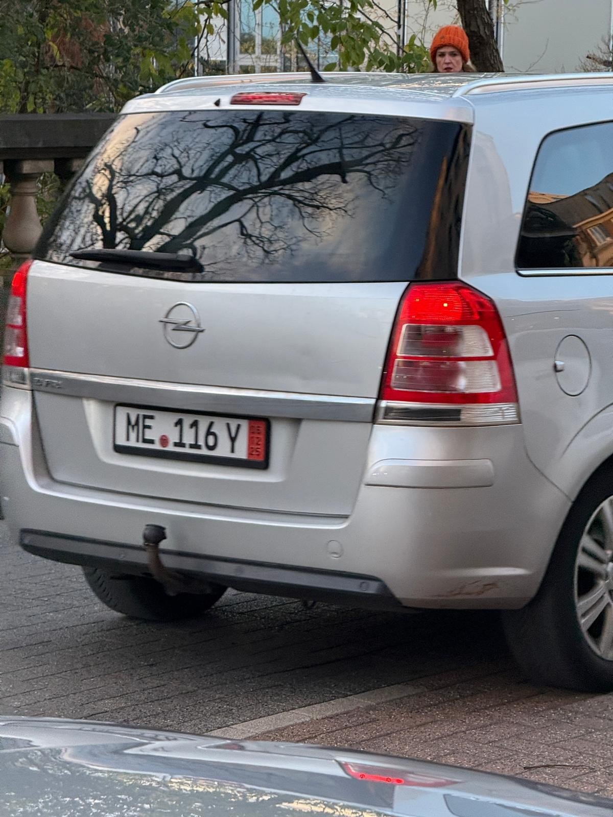 Numer rejestracyjny ME116Y posiada Opel 