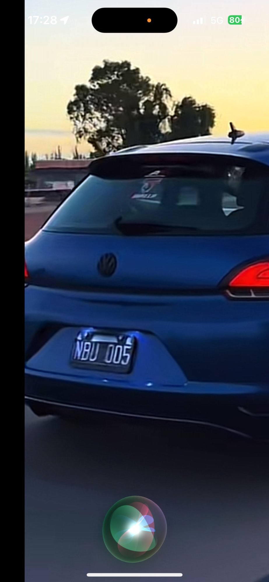 Numer rejestracyjny NBU005 posiada Volkswagen 