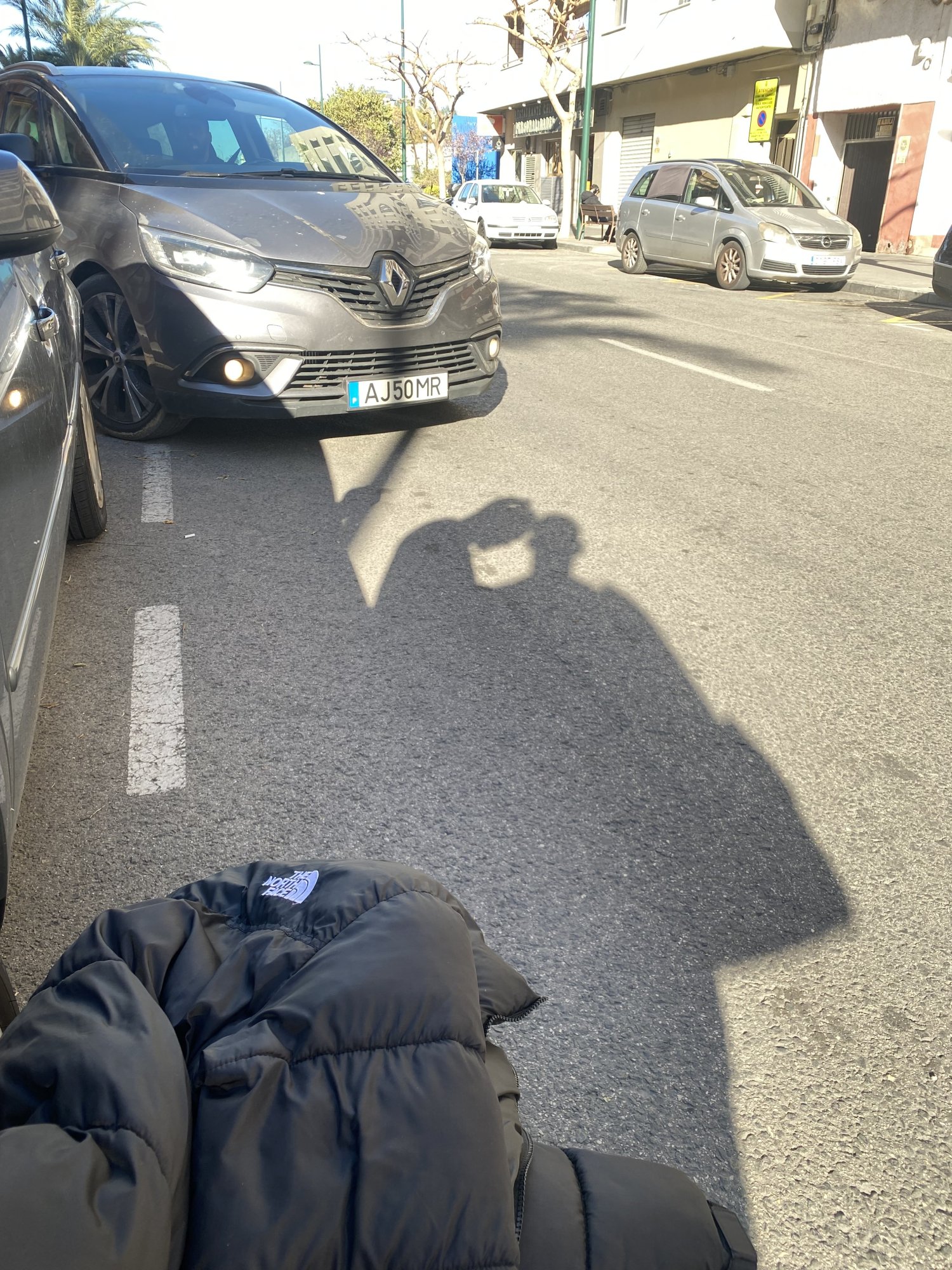 Numer rejestracyjny AJ50MR posiada Renault Scenic