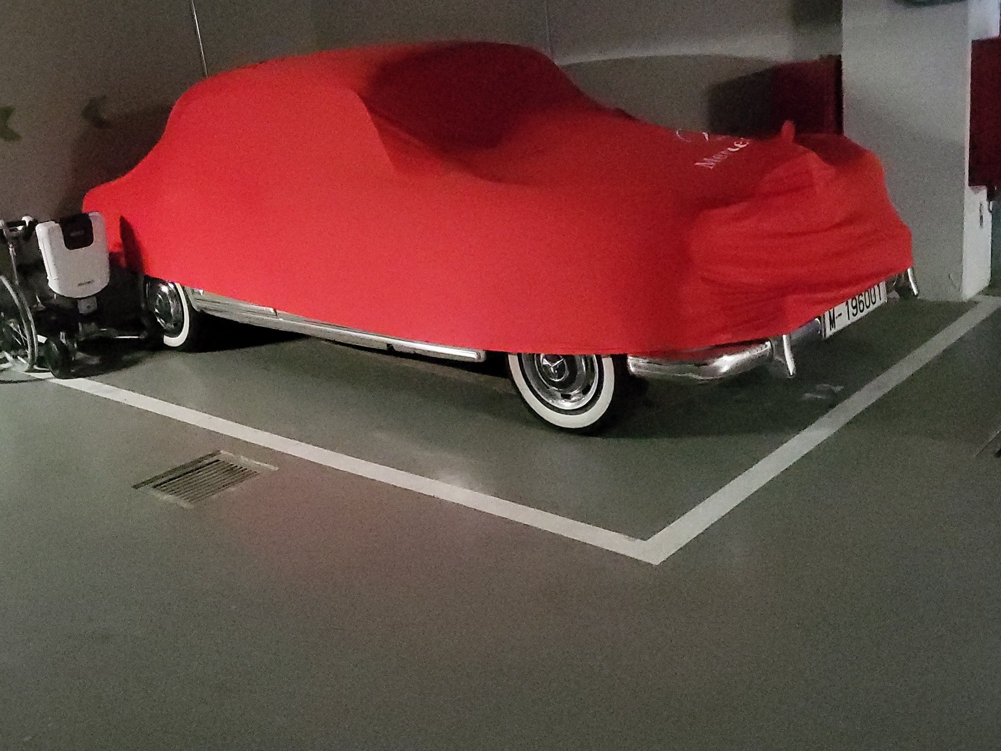 Numer rejestracyjny M198000 posiada Mercedes 