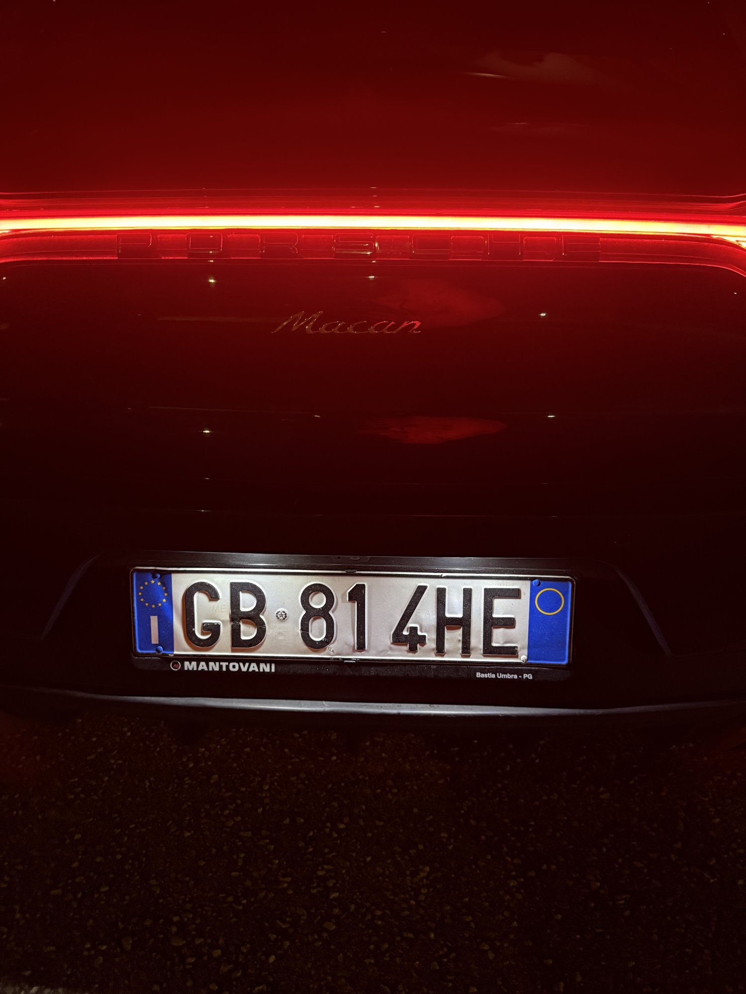 Numer rejestracyjny CB814HE posiada TOYOTA Yaris