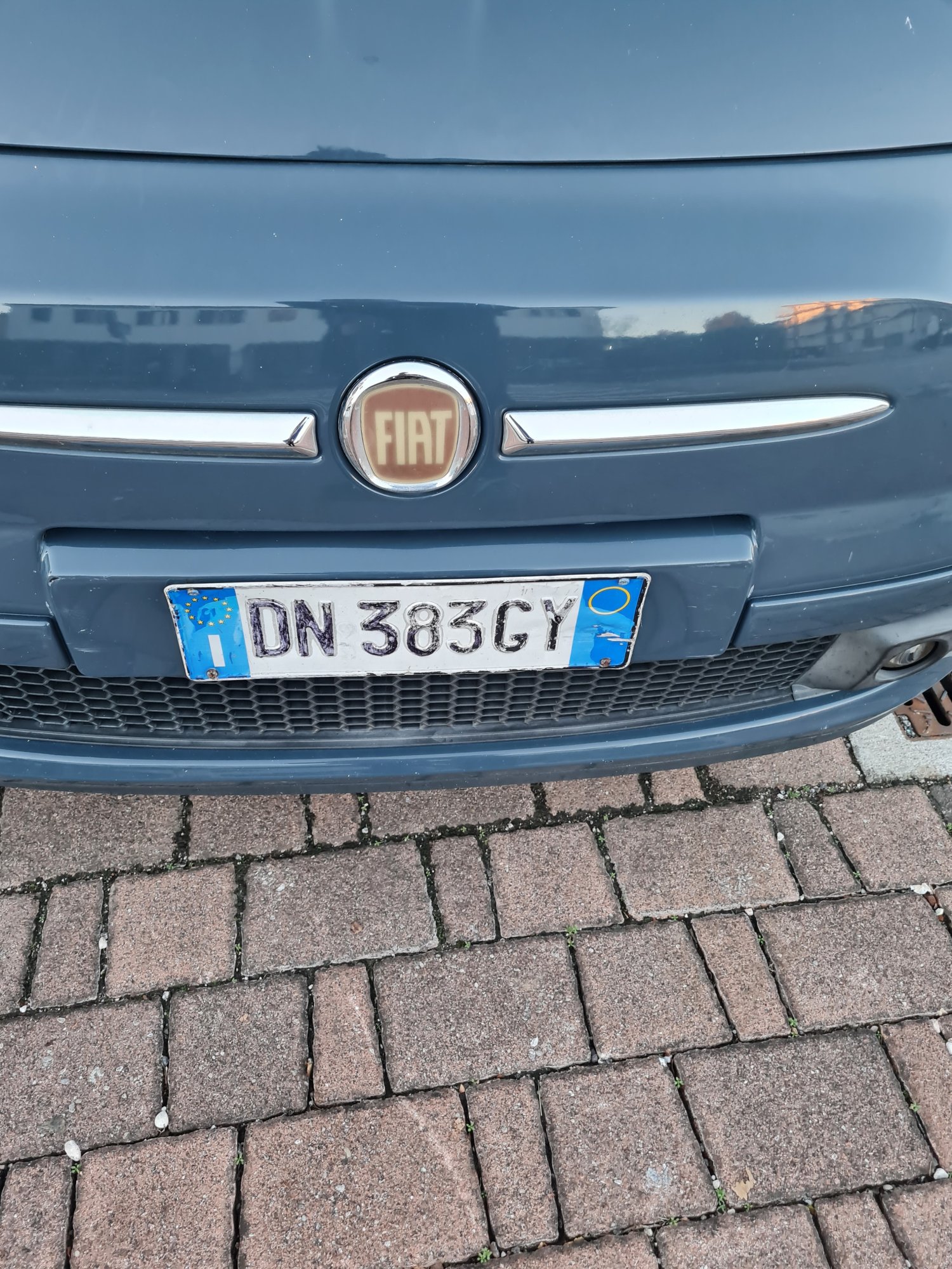 Numer rejestracyjny DN383CY posiada BMW Serie 1