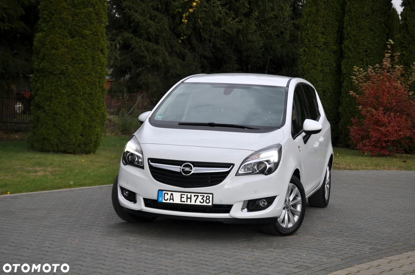 Numer rejestracyjny CAEH738 posiada Opel Meriva