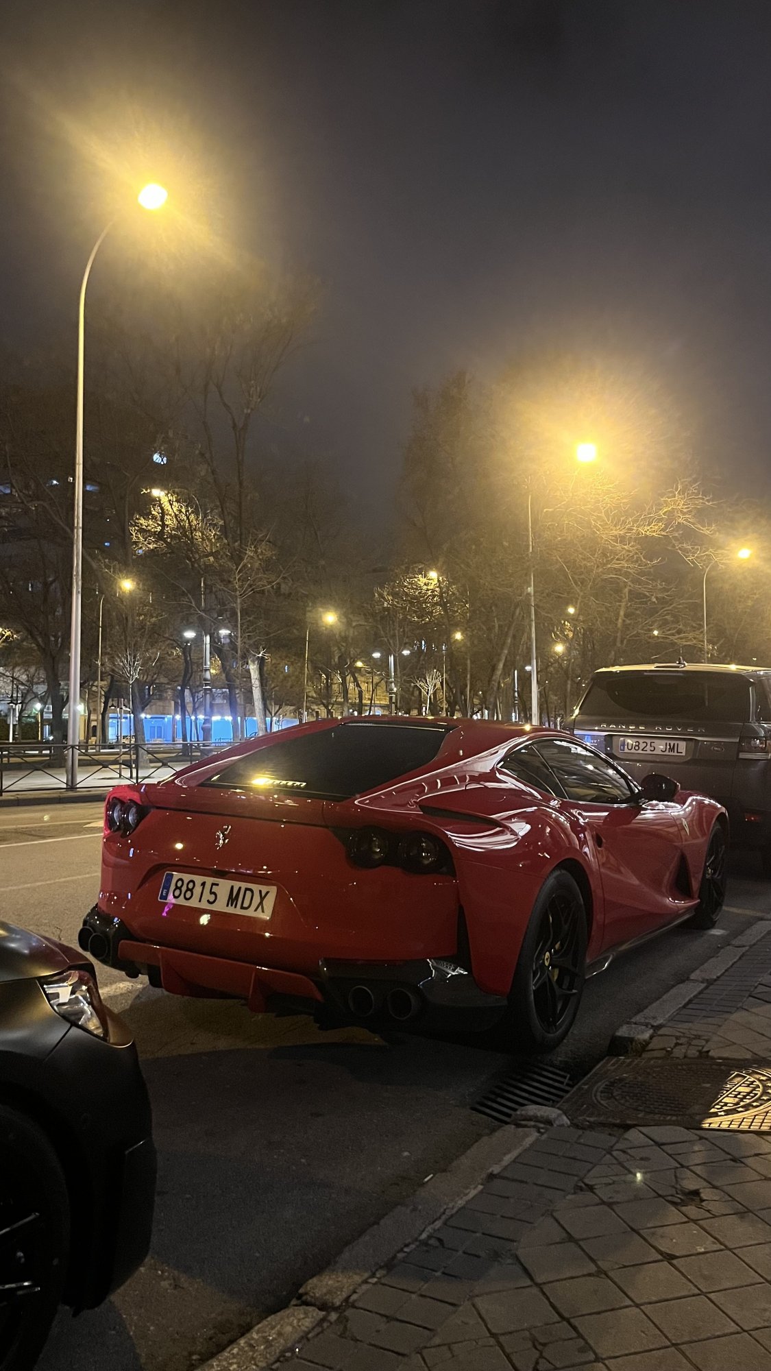 Numer rejestracyjny 8815MDX posiada FERRARI 812