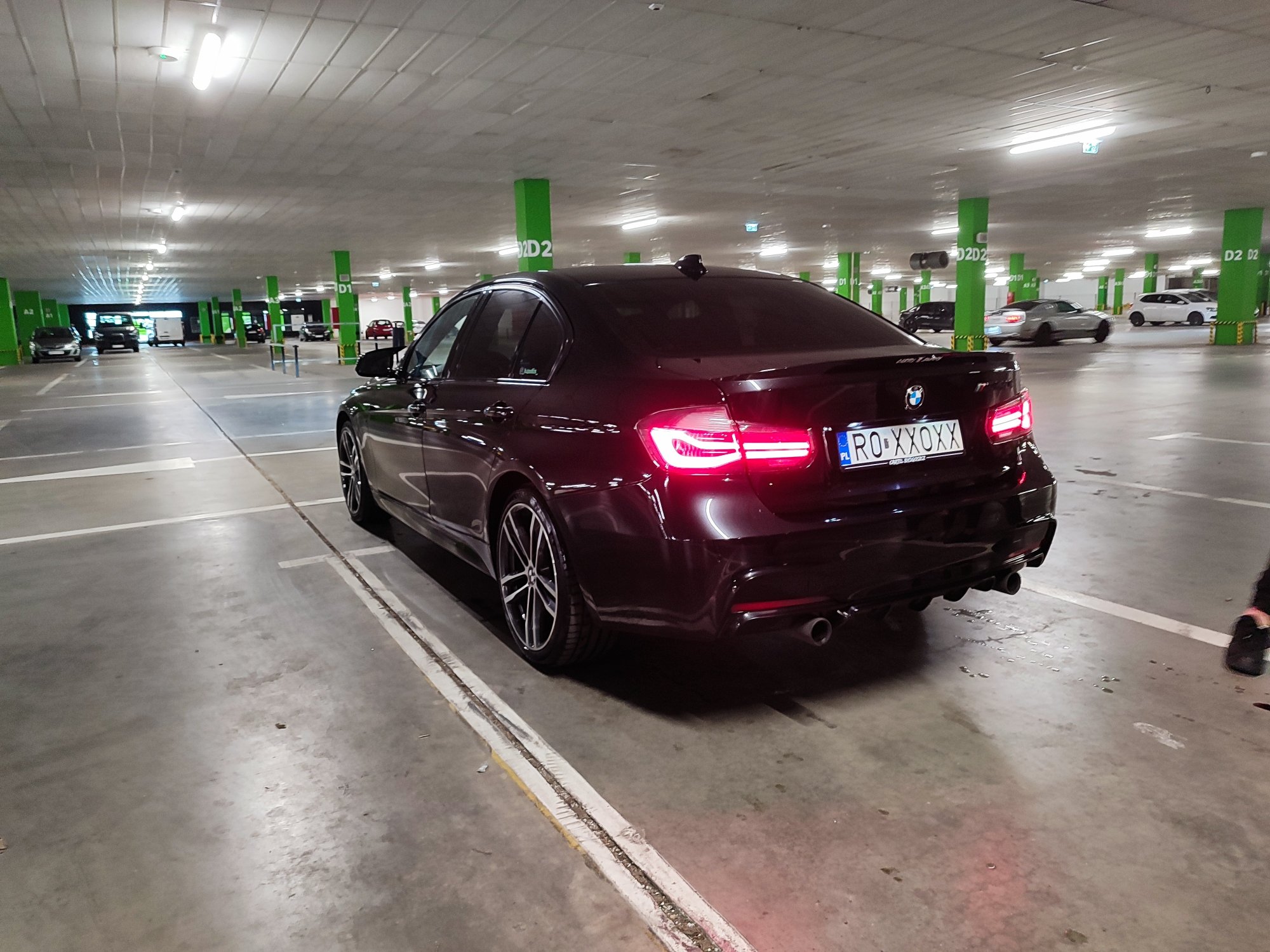 Numer rejestracyjny ROXXXXX posiada BMW 