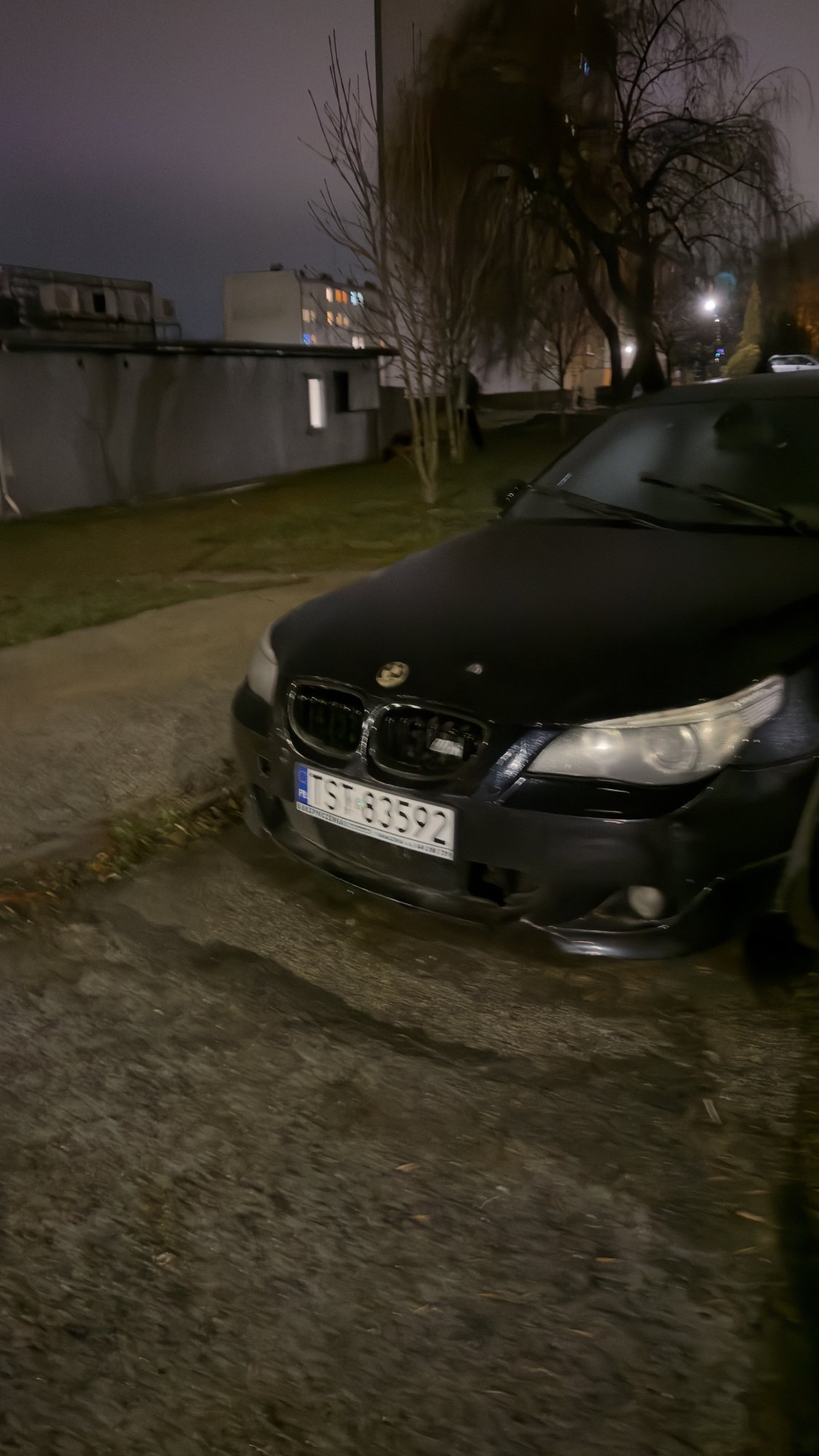 Numer rejestracyjny IST83592 posiada BMW 