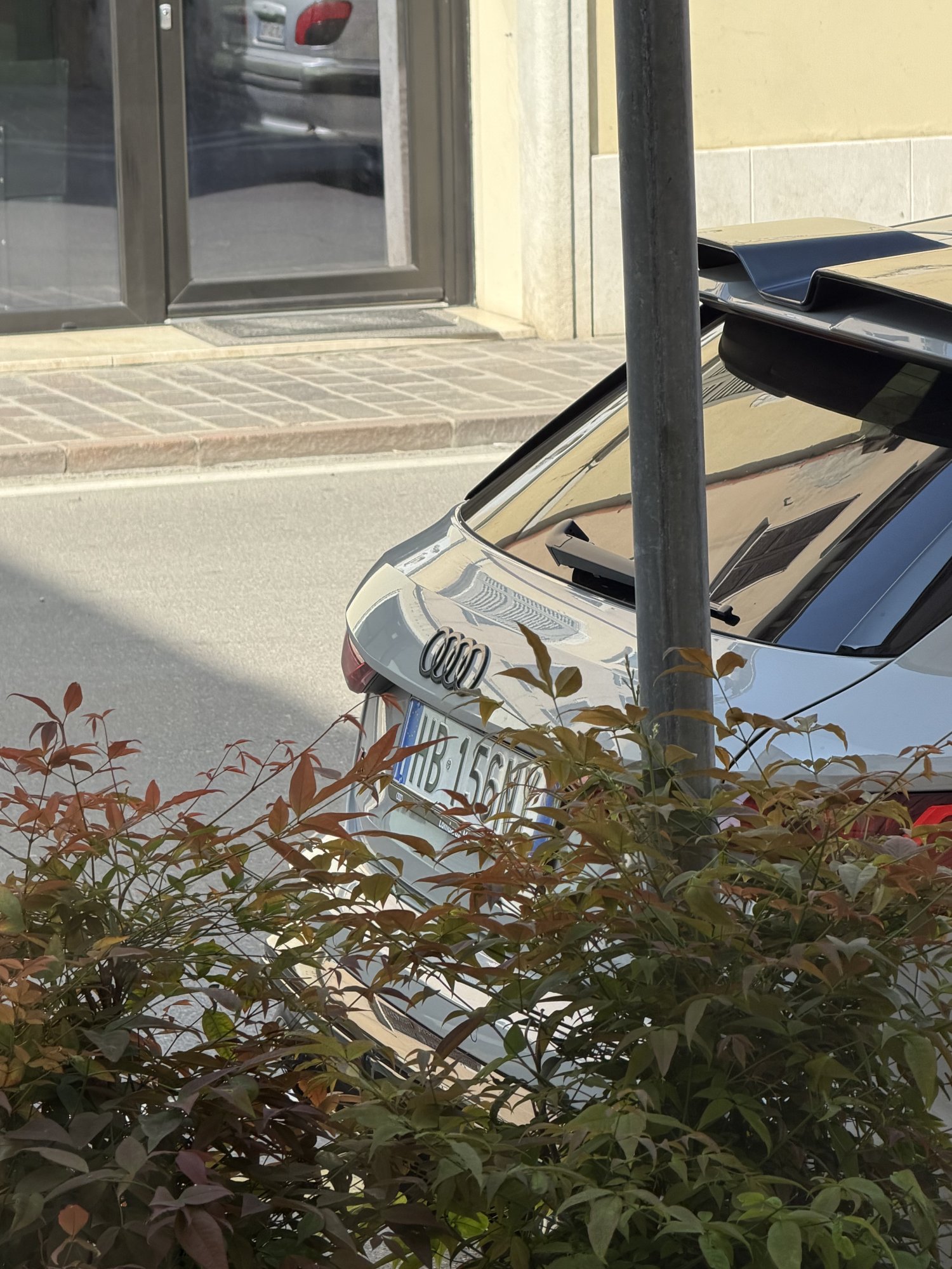 Numer rejestracyjny HNB156K posiada Audi 