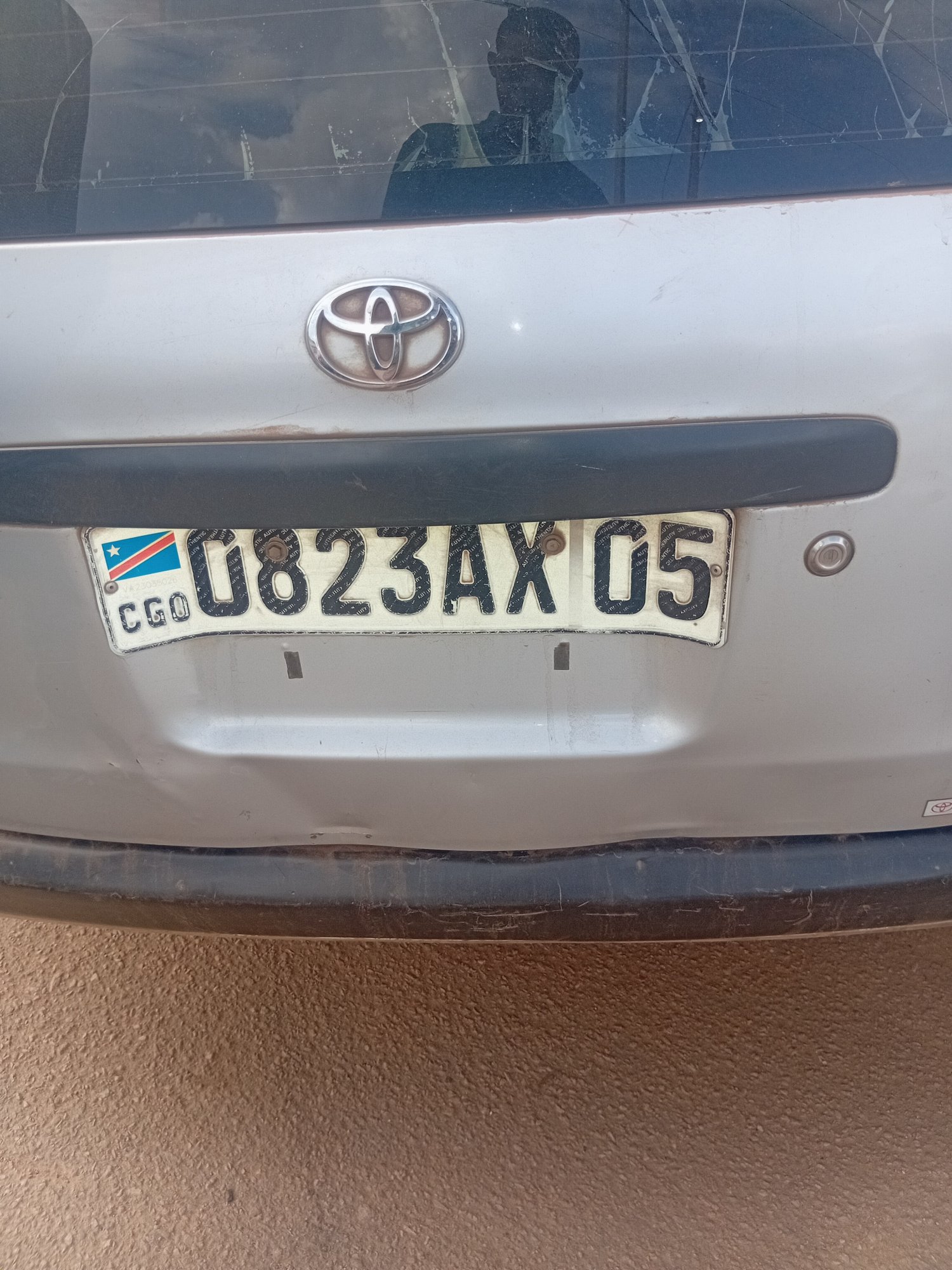 Numer rejestracyjny 0823AX05 posiada Toyota 