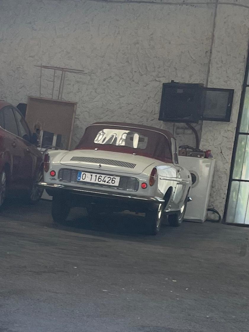 Numer rejestracyjny O116426 posiada RENAULT 6