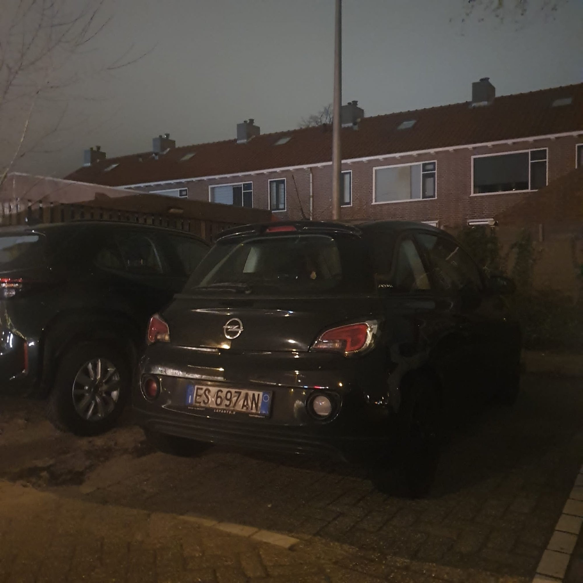 Numer rejestracyjny ES697AN posiada OPEL Adam