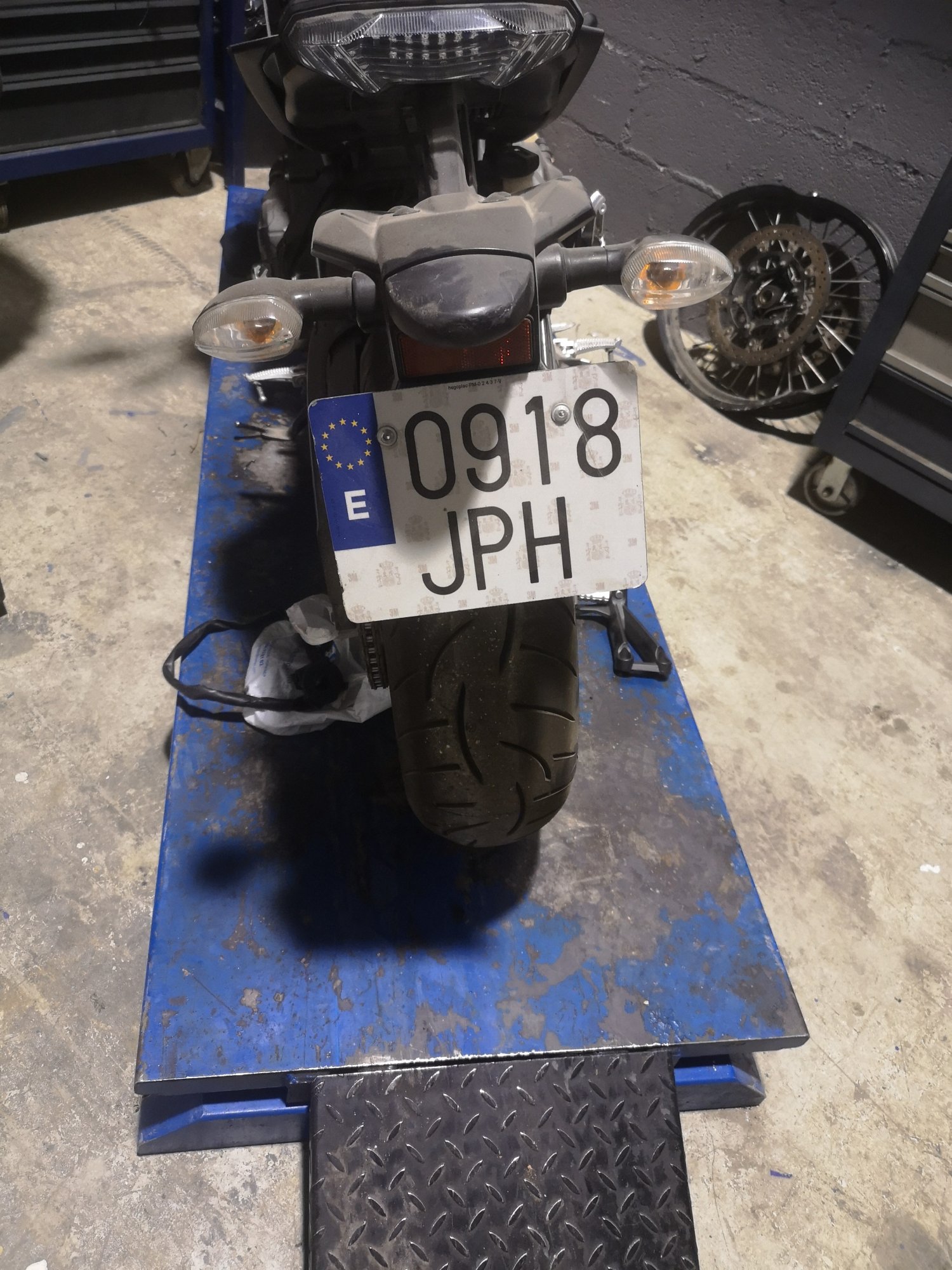 Numer rejestracyjny 0918JPH posiada YAMAHA MT 09