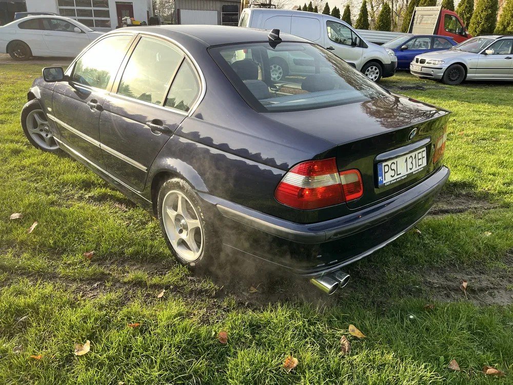 Numer rejestracyjny PSL 131EF posiada BMW 320 - PSL131EF