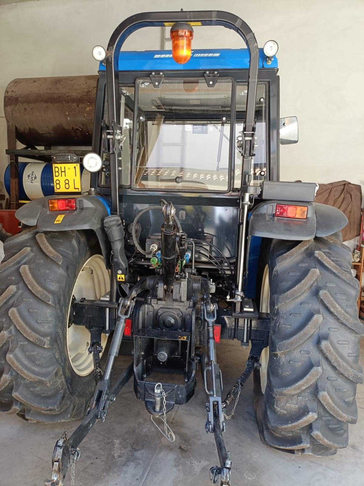 Numer rejestracyjny BH188L posiada New Holland 