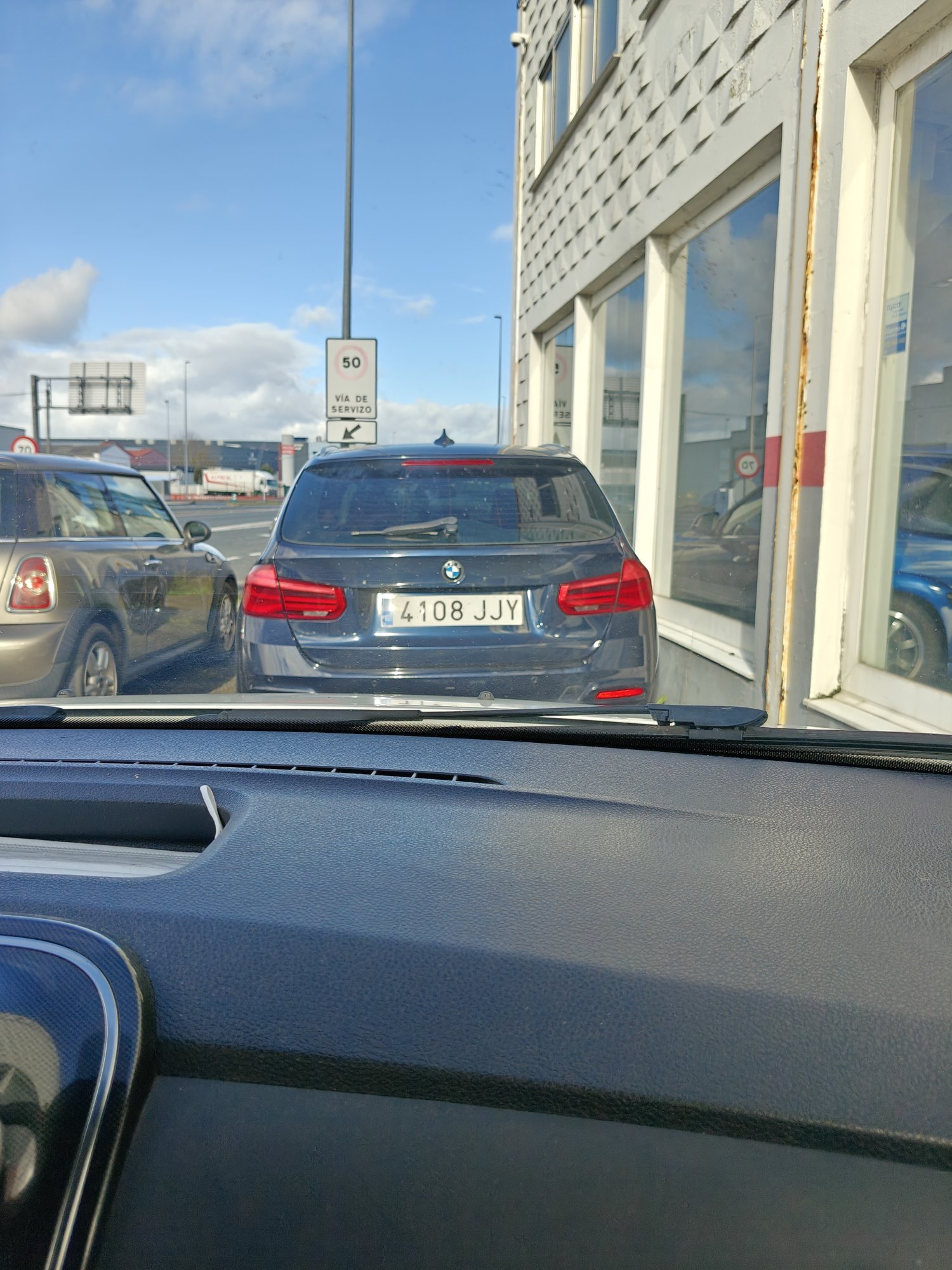 Numer rejestracyjny 4108JJY posiada BMW SERIE 3