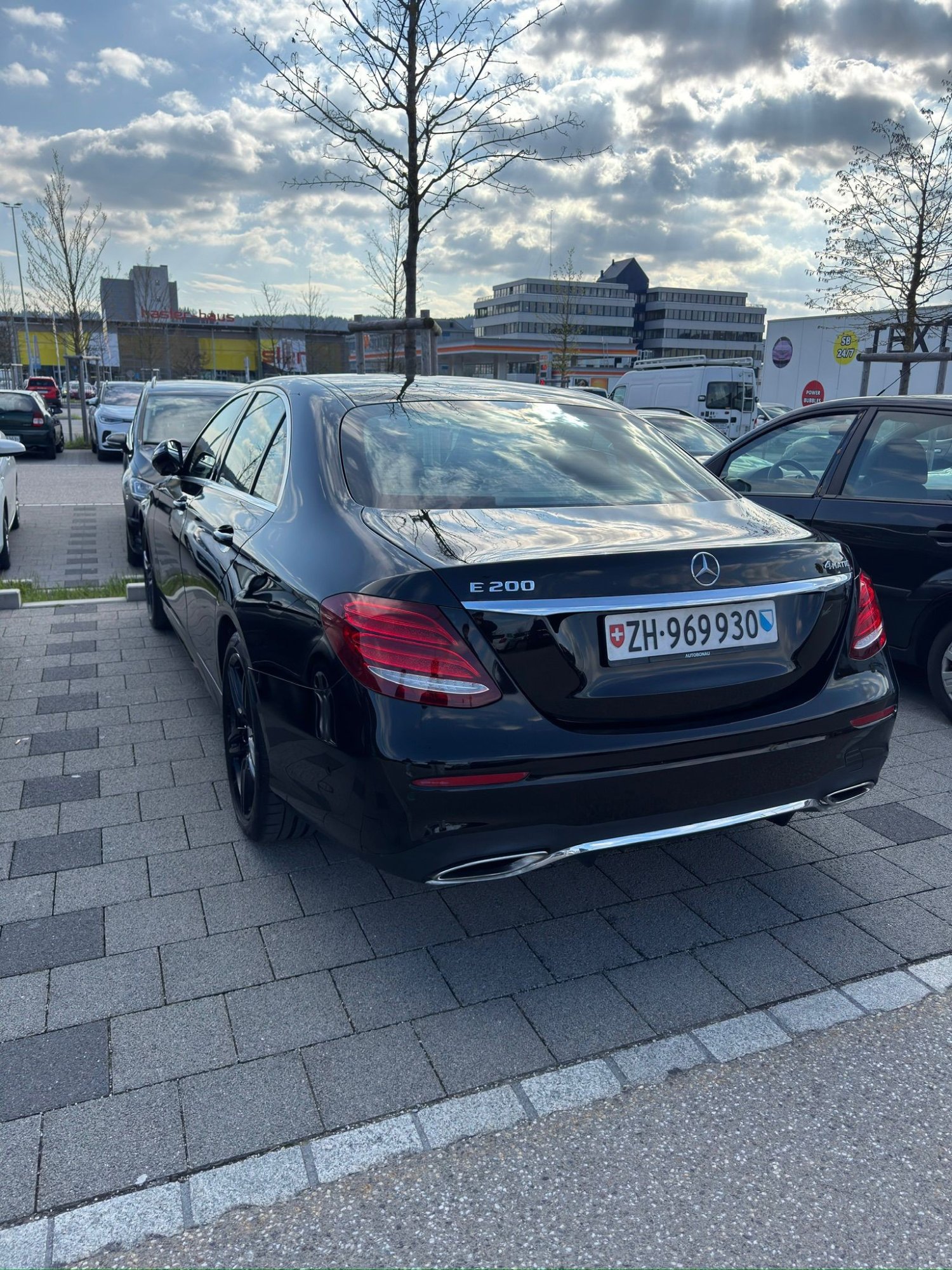 Numer rejestracyjny ZH969930 posiada Mercedes E-Class E 200