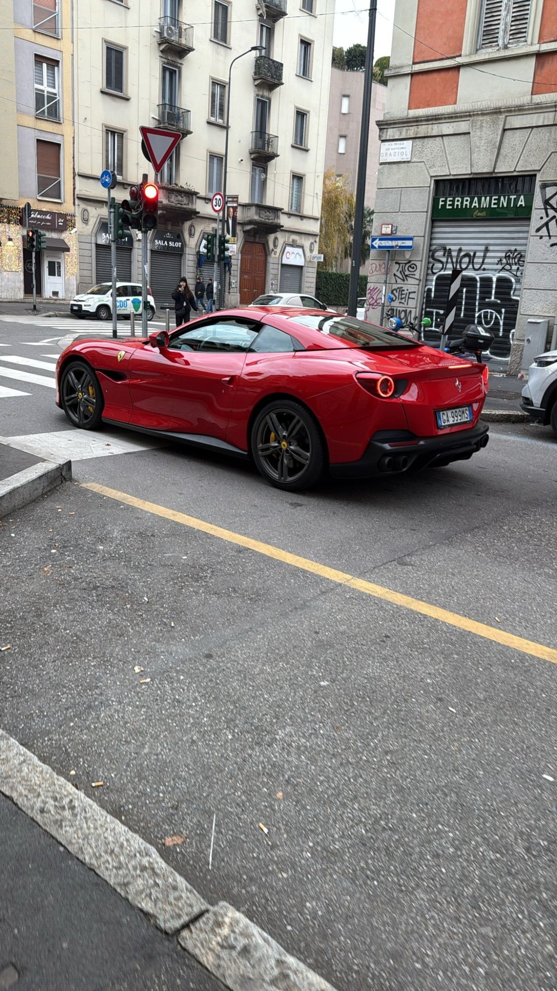 Numer rejestracyjny GA999MS posiada FERRARI Portofino