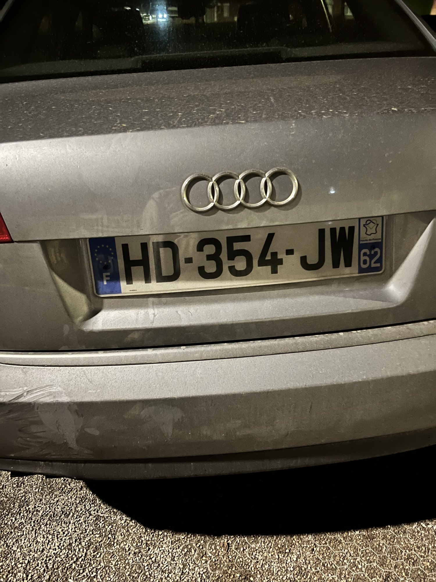 Numer rejestracyjny HD354JW posiada AUDI A4