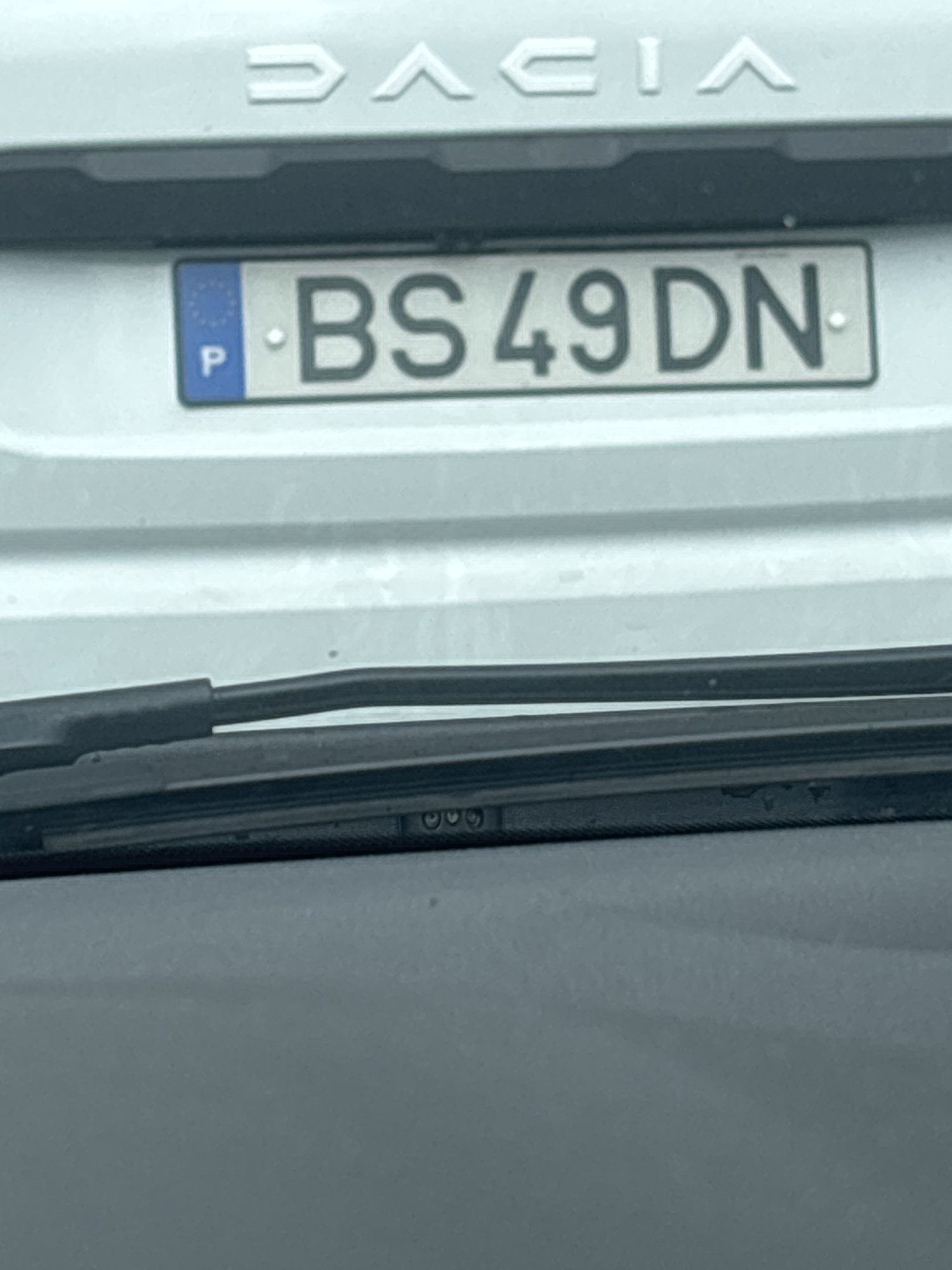 Numer rejestracyjny BS49DN posiada Dacia 