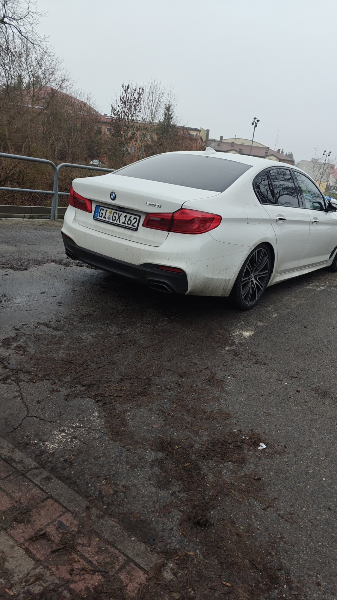 Numer rejestracyjny GIGX162 posiada BMW  540i