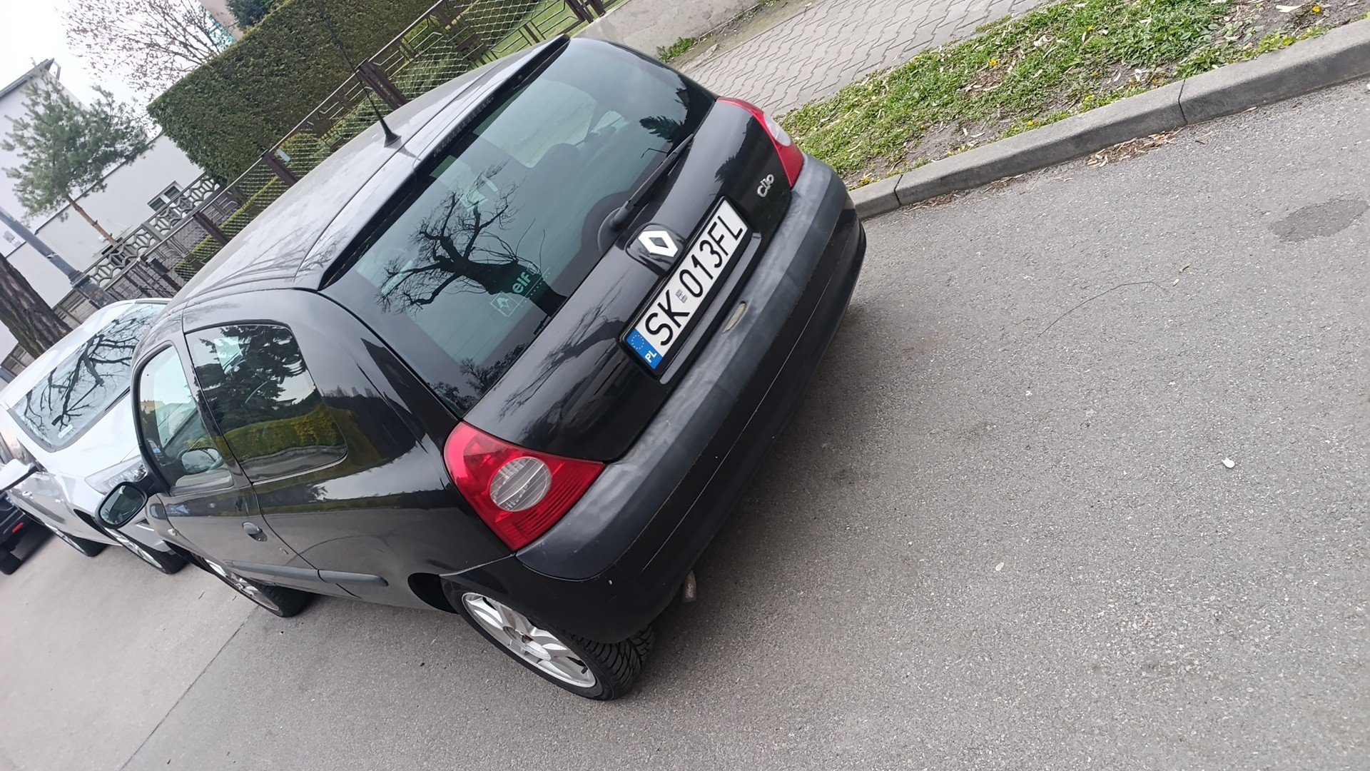 Numer rejestracyjny SK 013FL posiada RENAULT Clio II 1.2 MR`04 E3 Confort Privilege - SK013FL