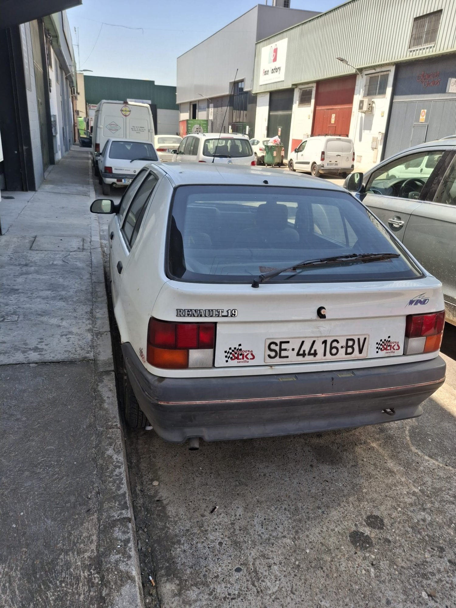 Numer rejestracyjny SE4416BV posiada RENAULT 19