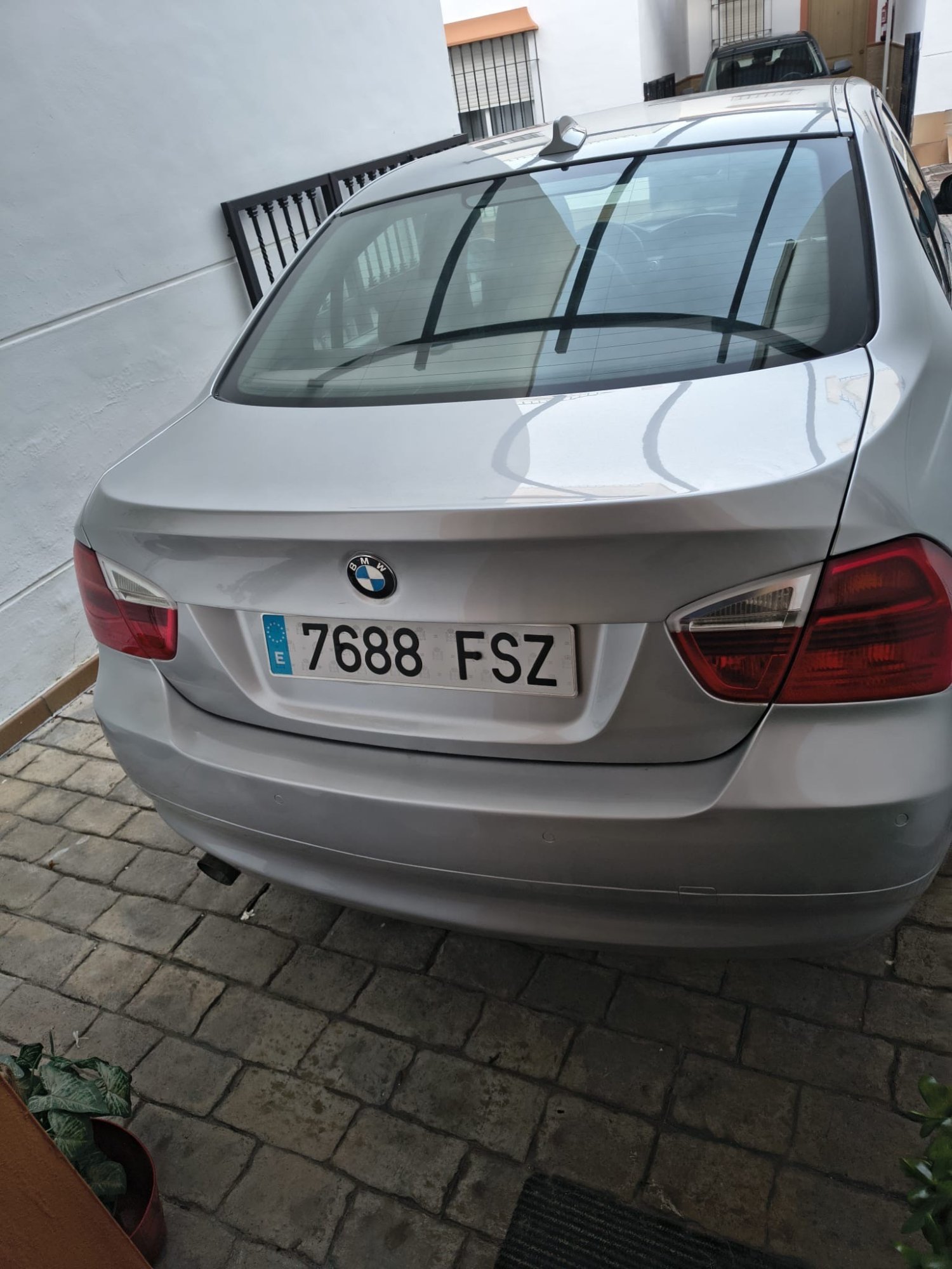Numer rejestracyjny 7688FSZ posiada BMW SERIE 3