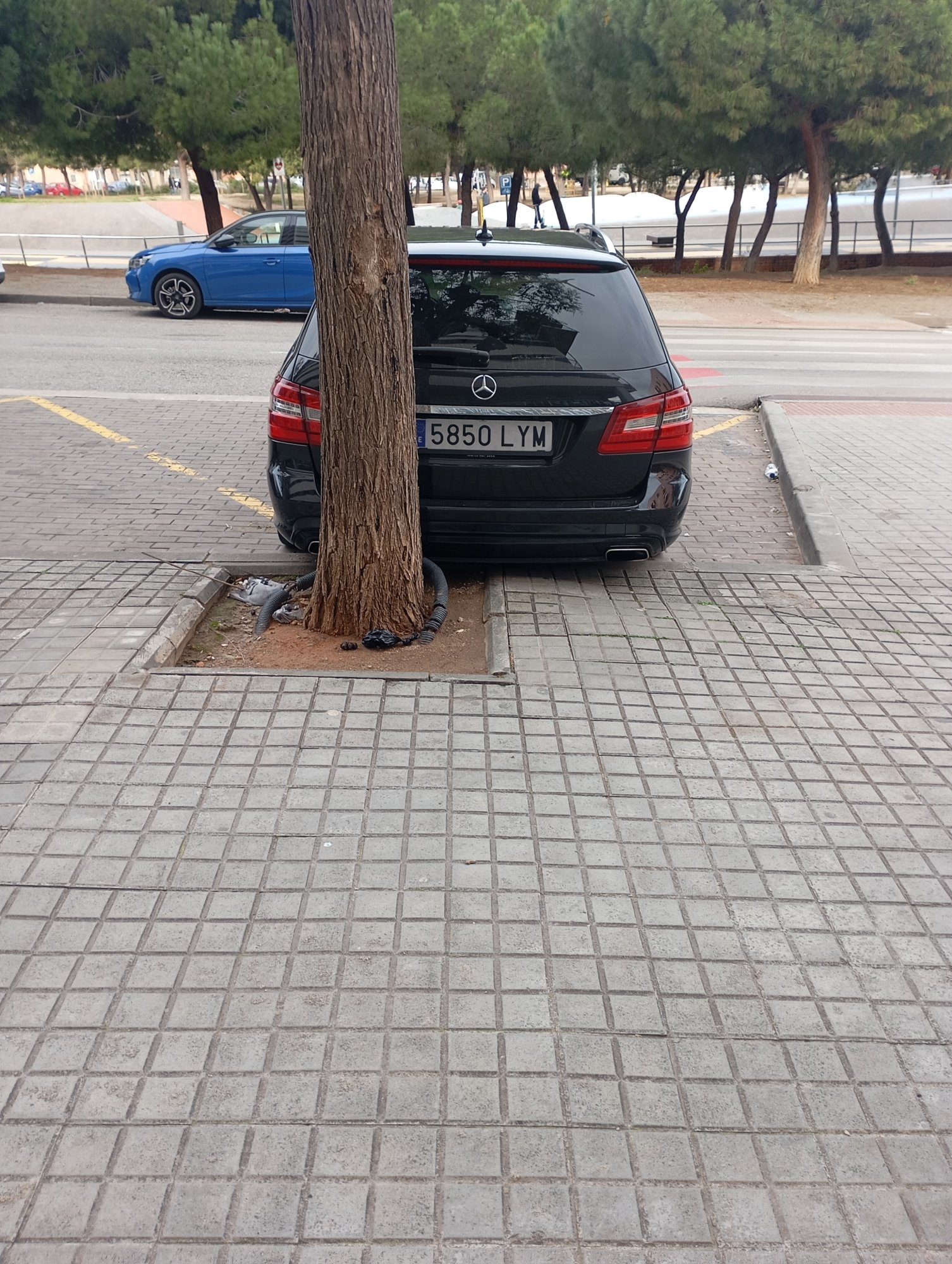 Numer rejestracyjny 5850LYM posiada MERCEDES E (212-207)