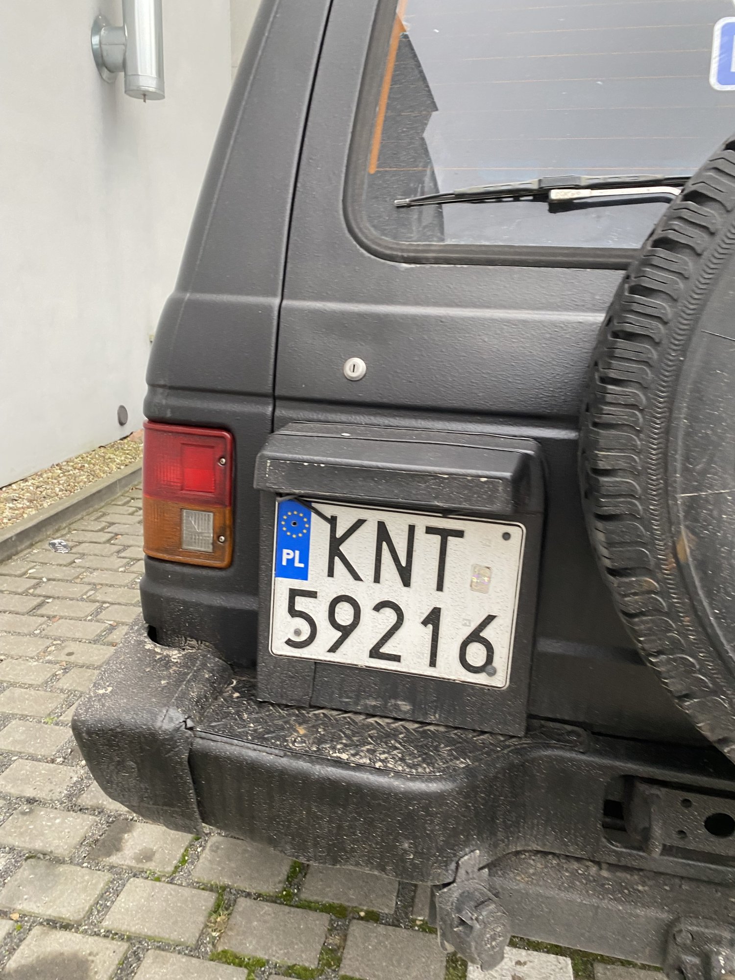 Numer rejestracyjny KNT 59216 posiada MITSUBISHI PAJERO - KNT59216