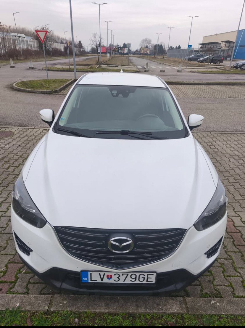 Numer rejestracyjny LV379GE posiada Mazda 