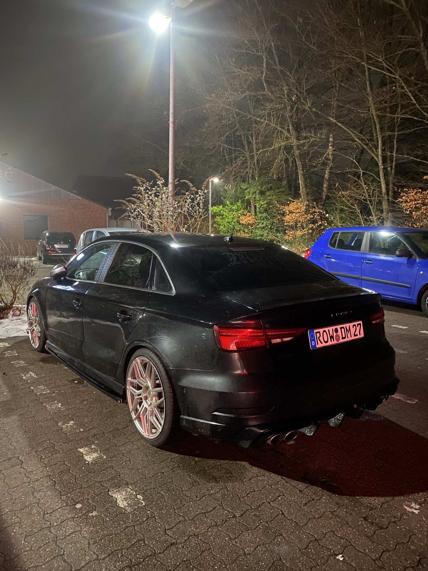 Numer rejestracyjny ROWDM27 posiada Audi A4