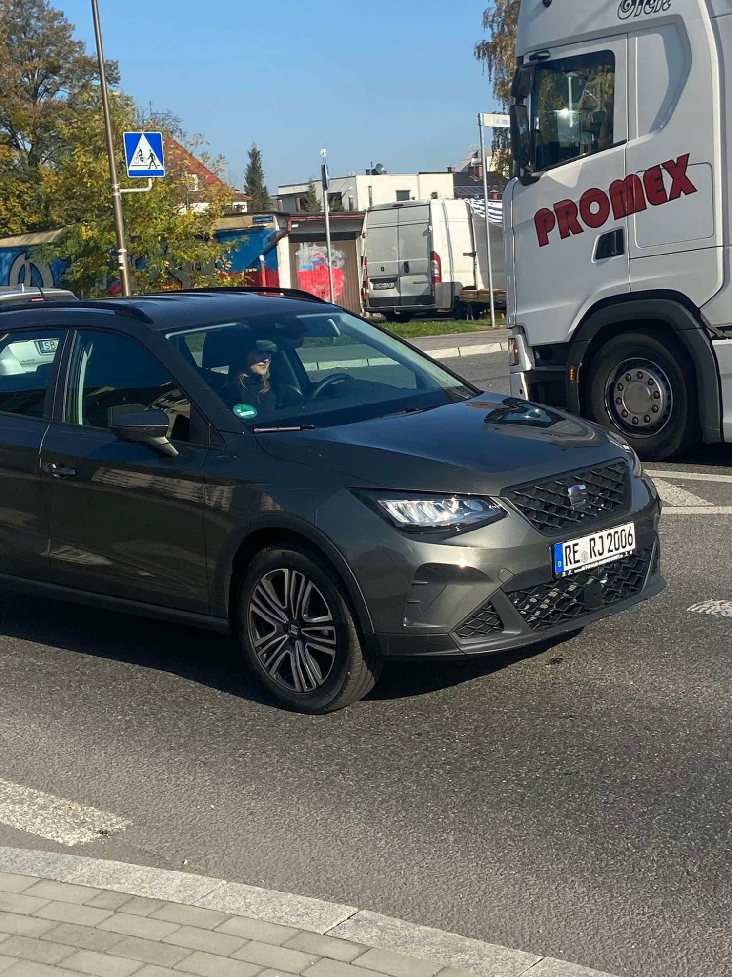 Numer rejestracyjny RERJ2006 posiada SEAT Arona