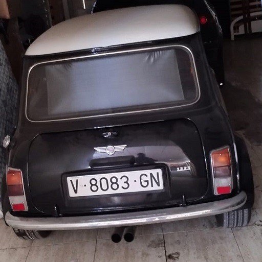 Numer rejestracyjny V8083GN posiada ROVER MINI