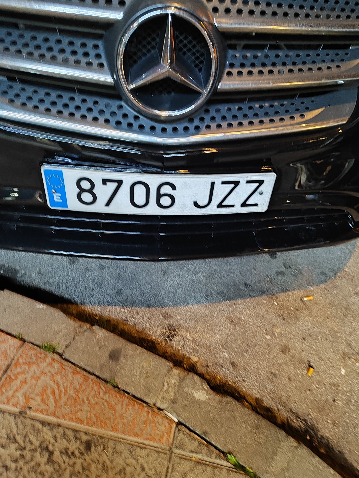 Numer rejestracyjny 8706JZZ posiada MERCEDES VITO