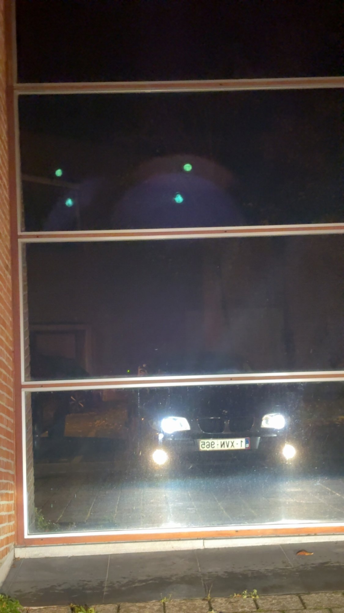 Numer rejestracyjny 1XVN565 posiada BMW 