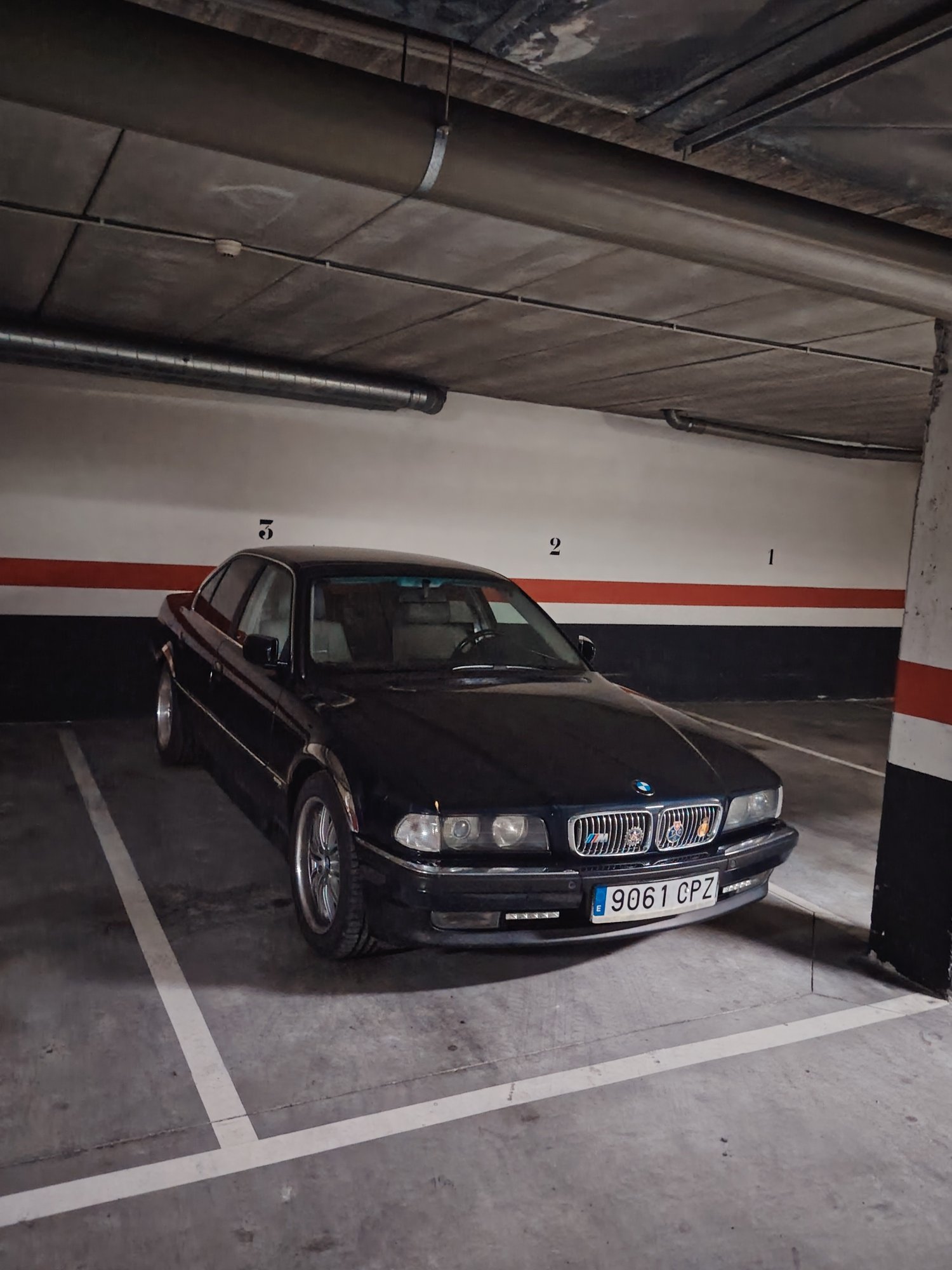 Numer rejestracyjny 9061CPZ posiada BMW SERIE 7