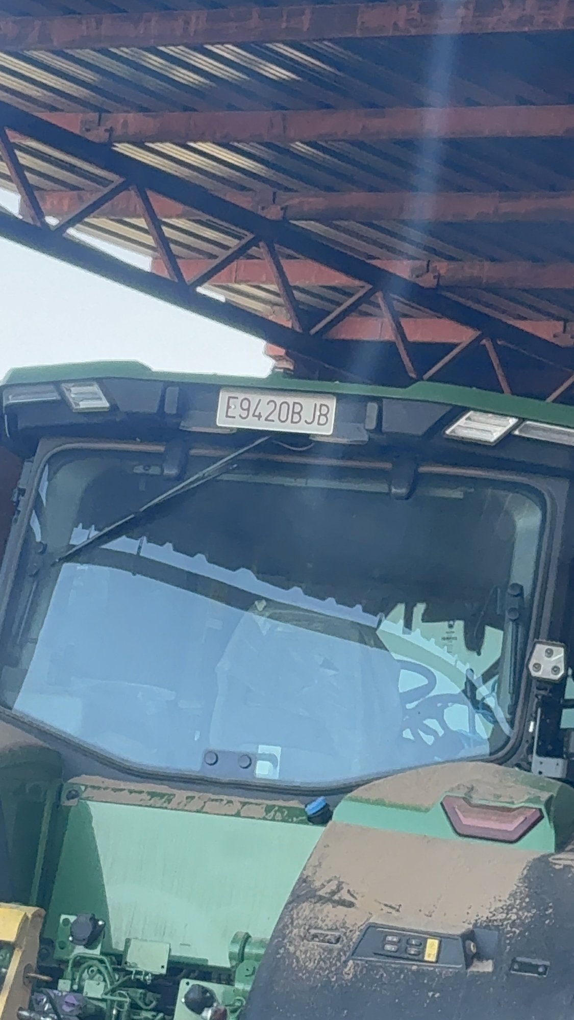 Numer rejestracyjny E9420BJB posiada JOHN DEERE SERIE S