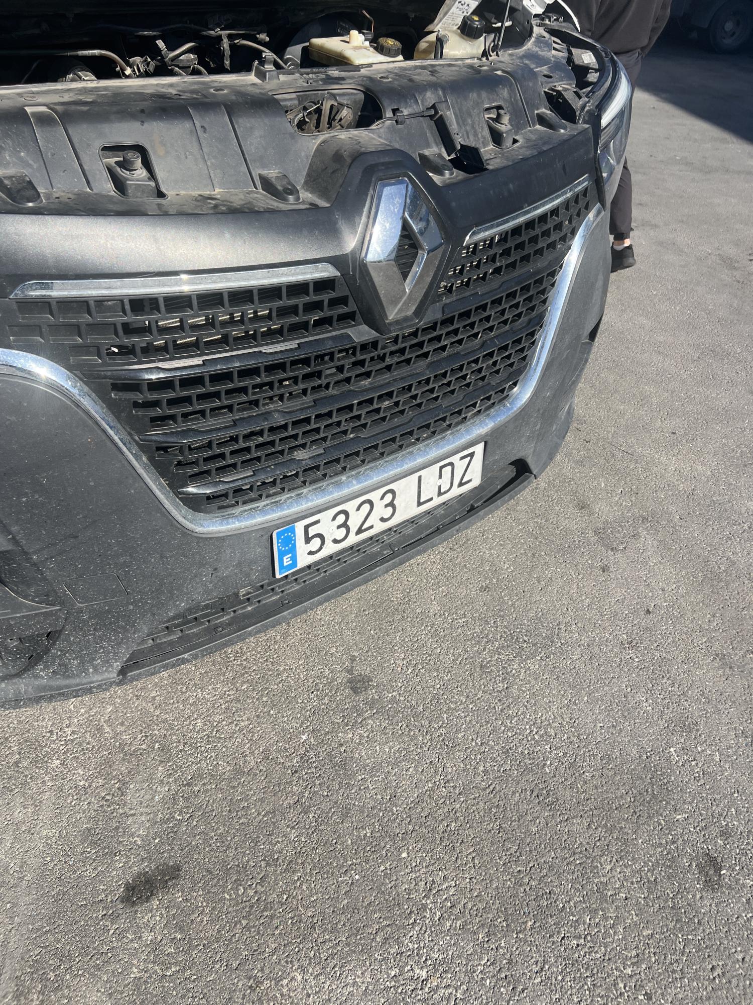 Numer rejestracyjny 5323LDZ posiada RENAULT MASTER