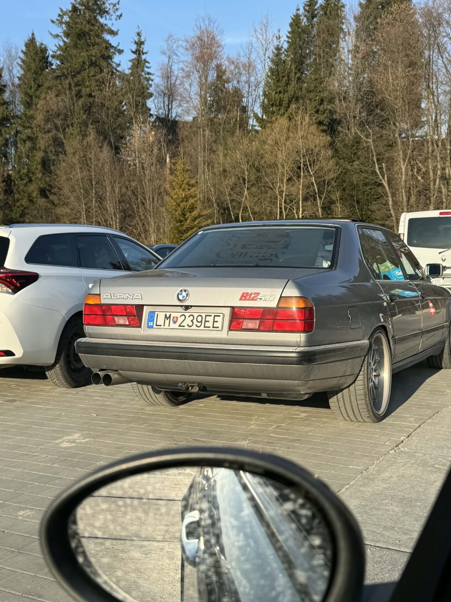 Numer rejestracyjny LM239EE posiada BMW  B12 5.0